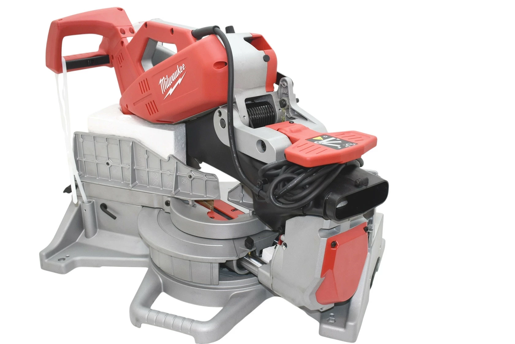pila-ukosnica-milwaukee-ms304db-srednica-otworu-pily-3000