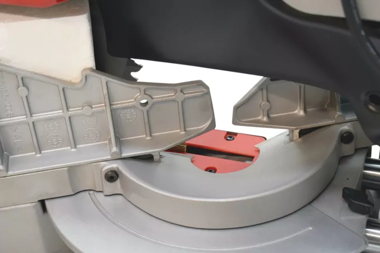 pila-ukosnica-milwaukee-ms304db-predkosc-obrotowa-390000