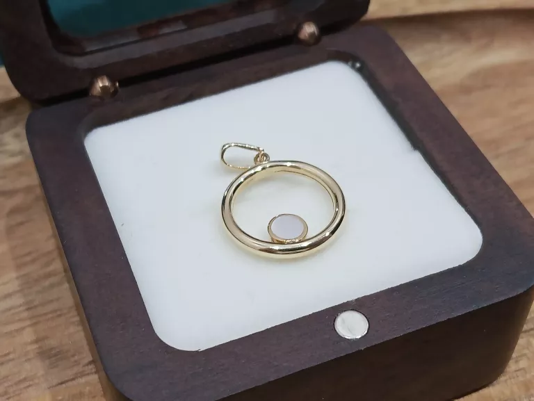 ZŁOTA ZAWIESZKA OKRĄGŁA Z BIAŁYM KAMIENIEM 585 - 0,81G.