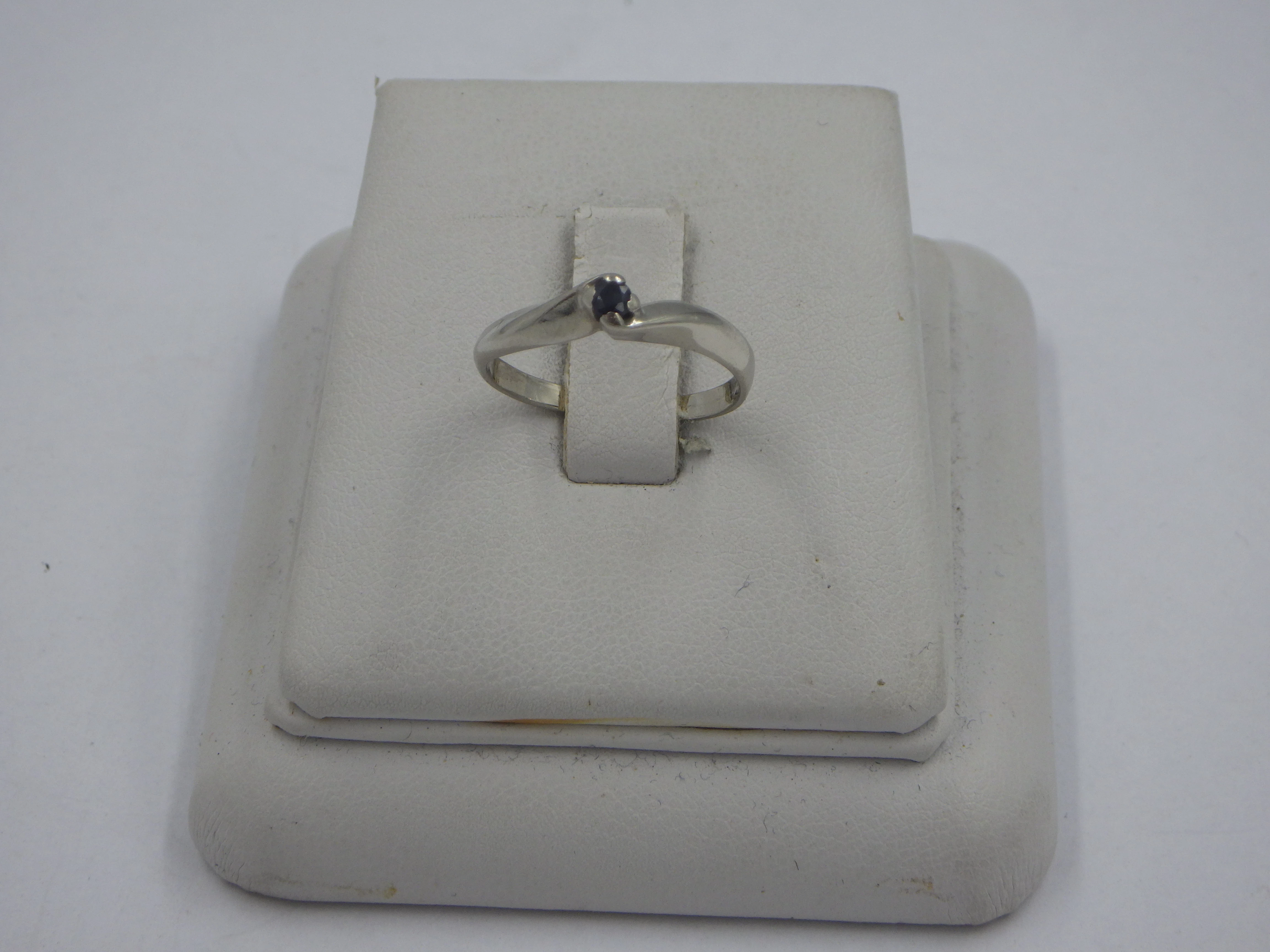 pierscionek-z-czarna-cyrkonia-biale-zloto-585-178g-r13-ean-gtin-5903772065367