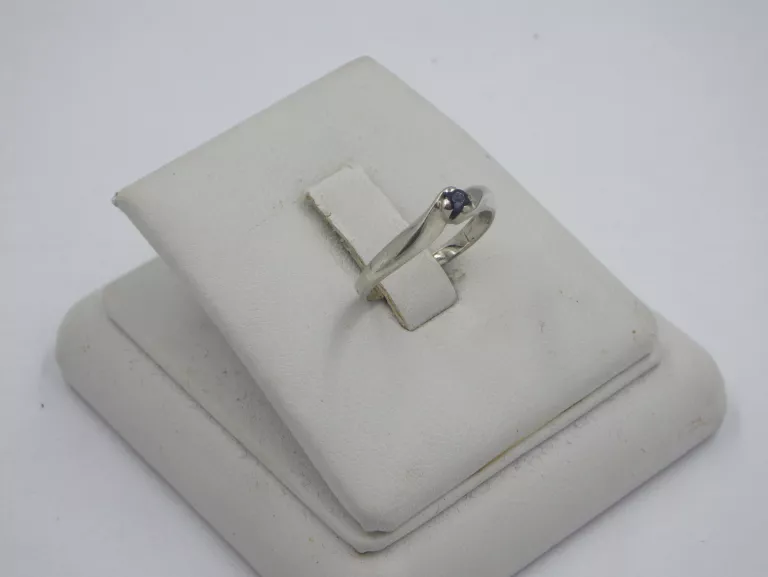 PIERŚCIONEK Z CZARNĄ CYRKONIĄ  BIAŁE ZŁOTO 585 1,78G R13