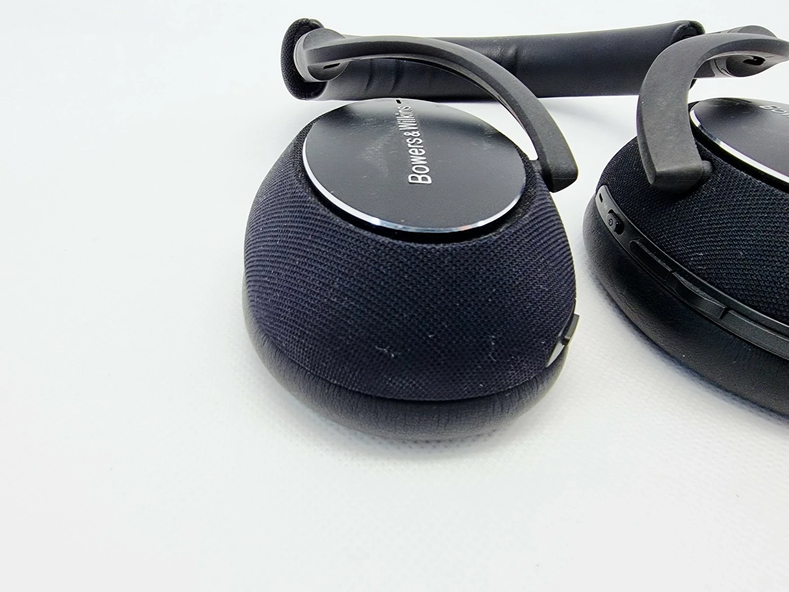 sluchawki-bezprzewodowe-bowers-and-wilkins-px7-carbon-edition-stan-11323-2