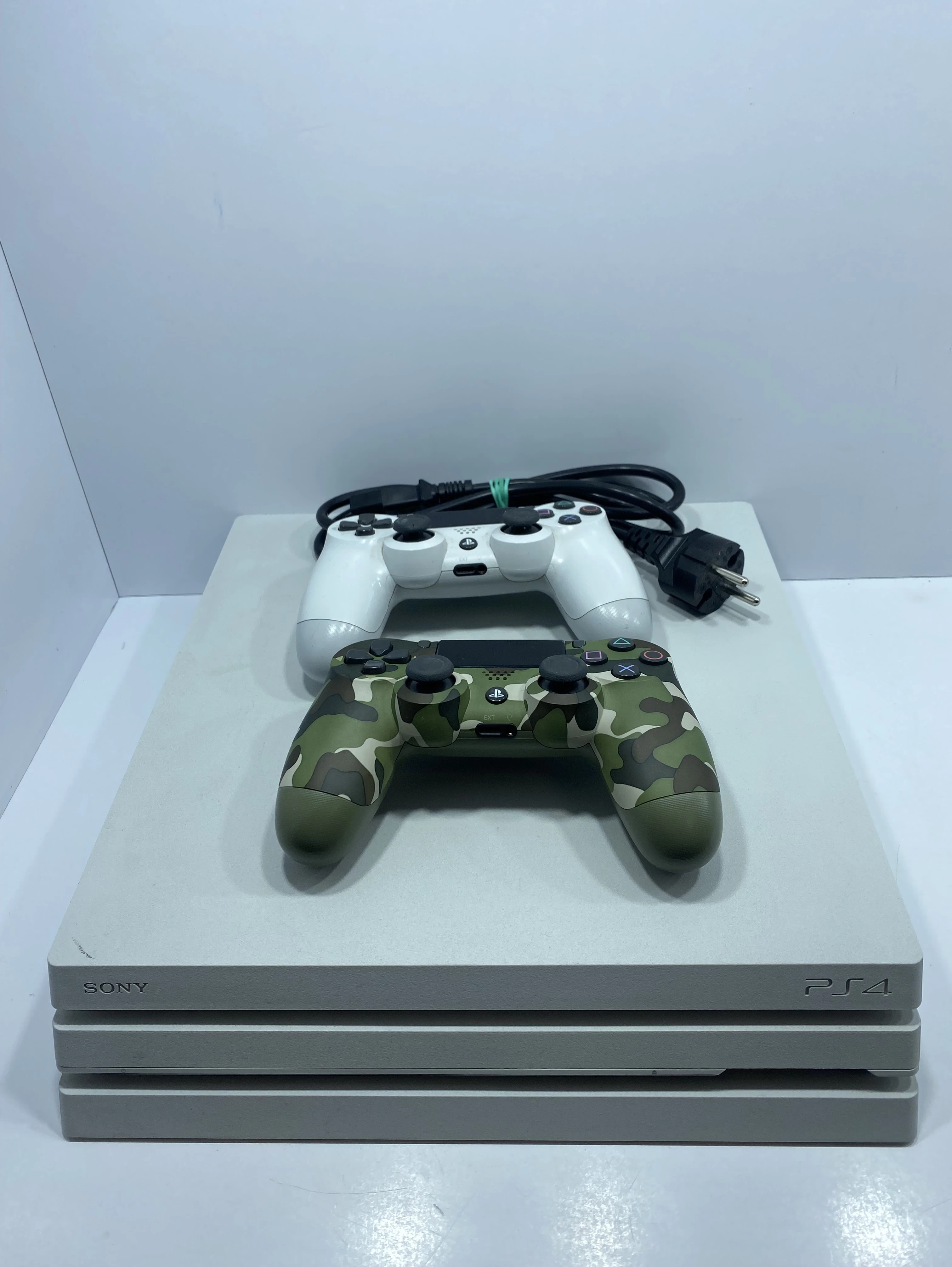 konsola-sony-playstation-4-pro-1-tb-biala-2-pady-batalionow-3a-plock