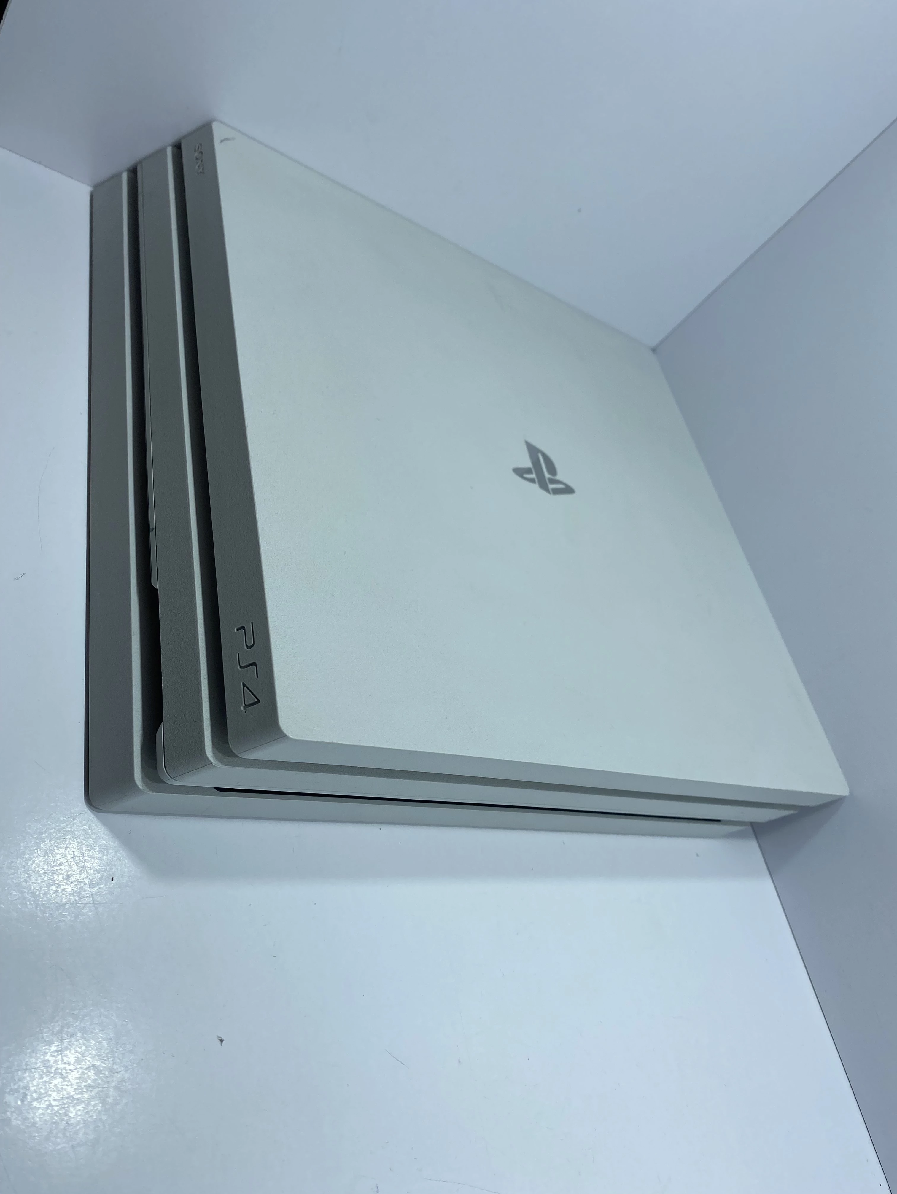 konsola-sony-playstation-4-pro-1-tb-biala-2-pady-stan-11323-2