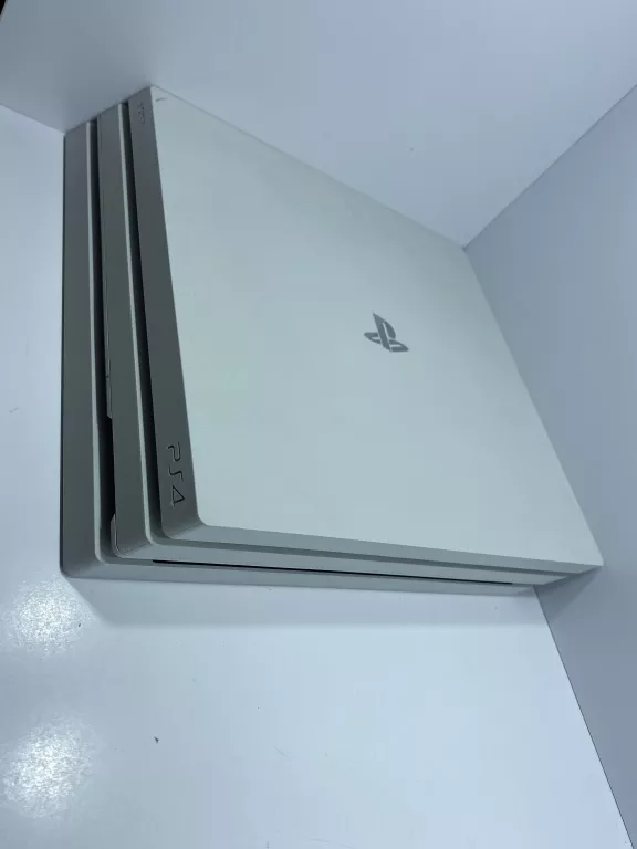 konsola-sony-playstation-4-pro-1-tb-biala-2-pady-stan-11323-2