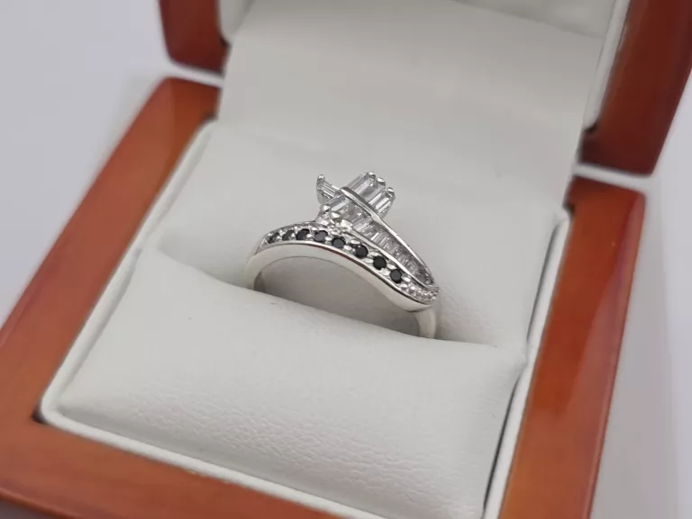 SREBRNY PIERŚCIONEK - 925 R.15 3,19G