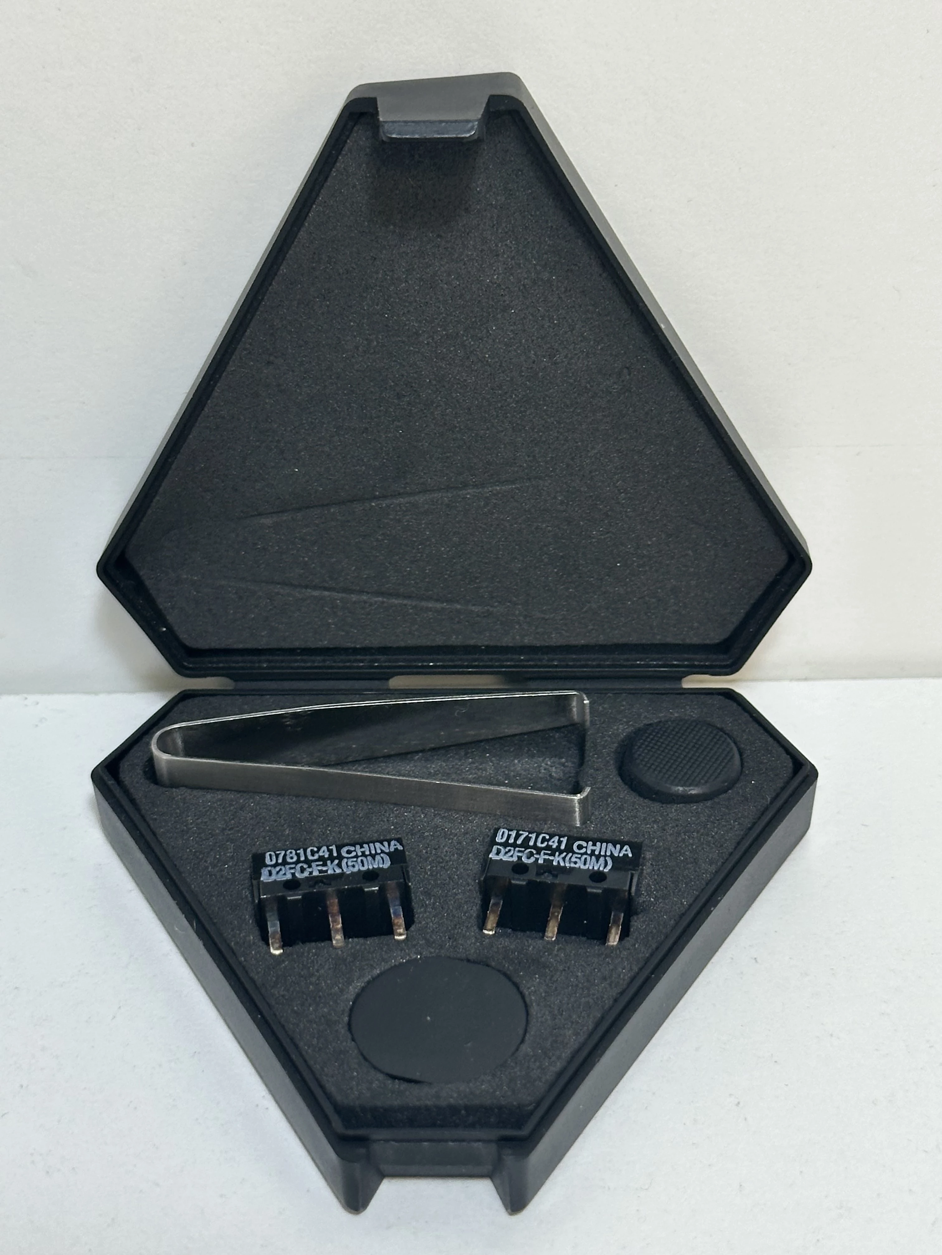 mysz-bezprzewodowa-gamingowa-asus-rog-chakram-16000-dpi-opis-model-chakram