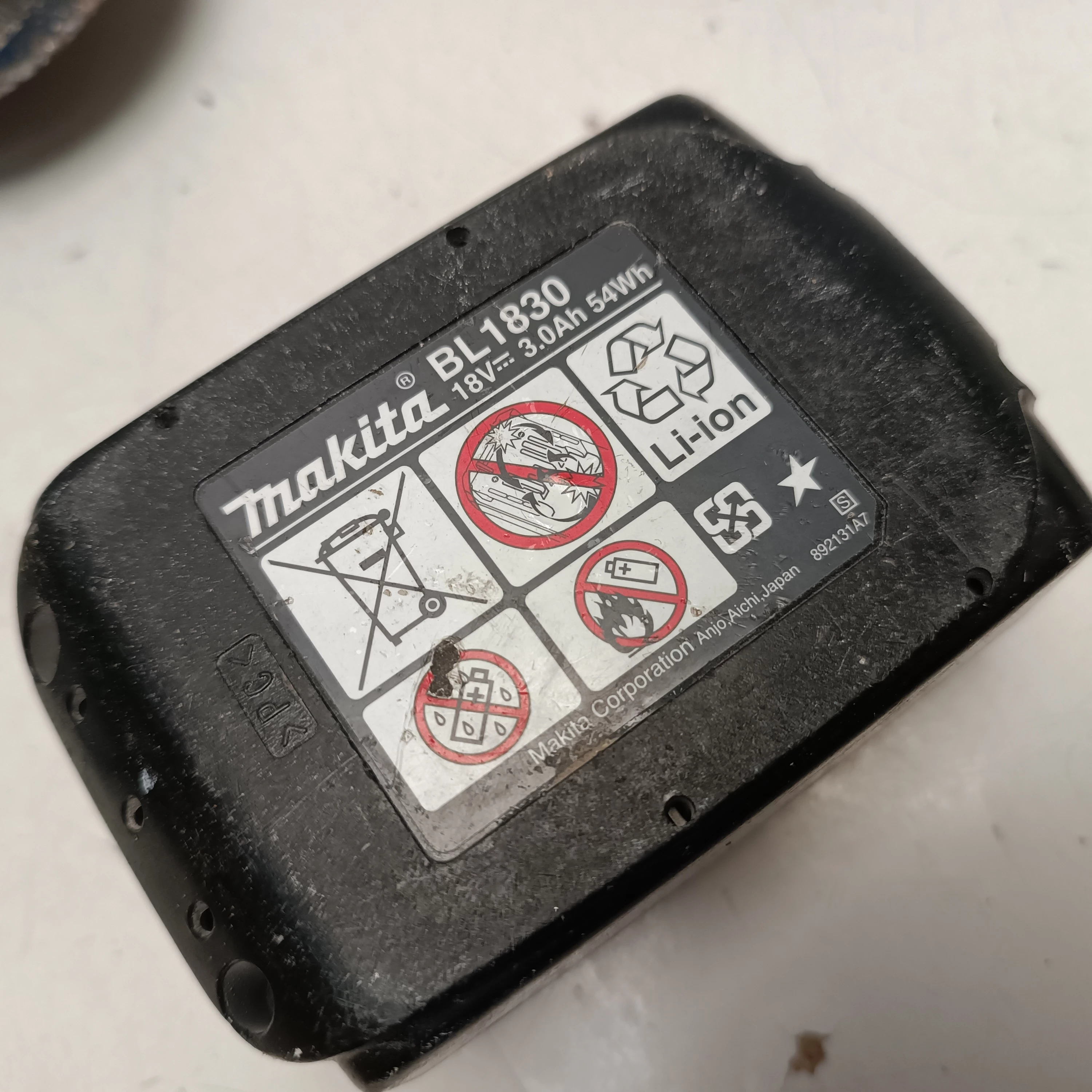 makita-szlifierka-dga511-walizka-system-mocowania-materialu-sciernego-205277-222921