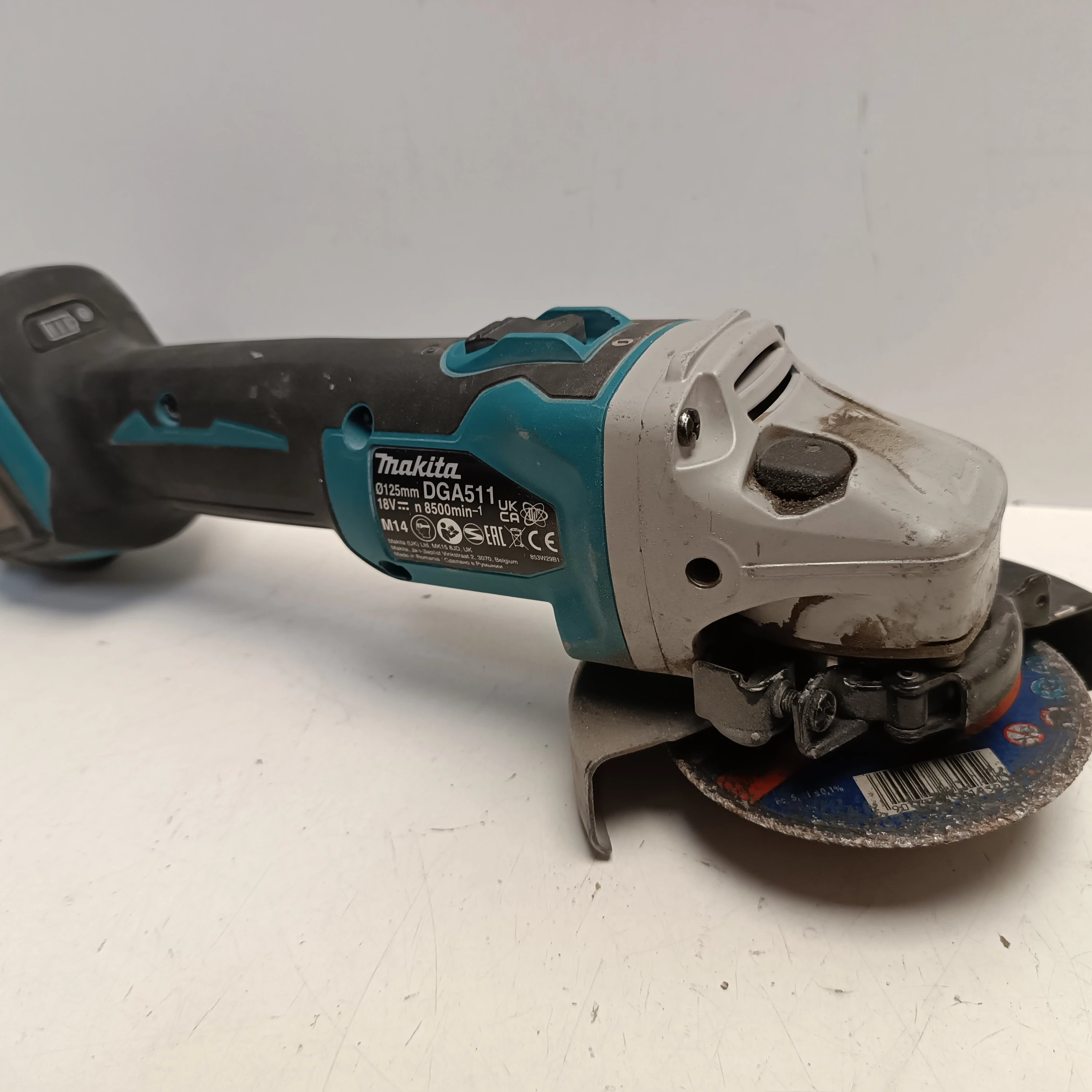 makita-szlifierka-dga511-walizka-napiecie-zasilania-1800