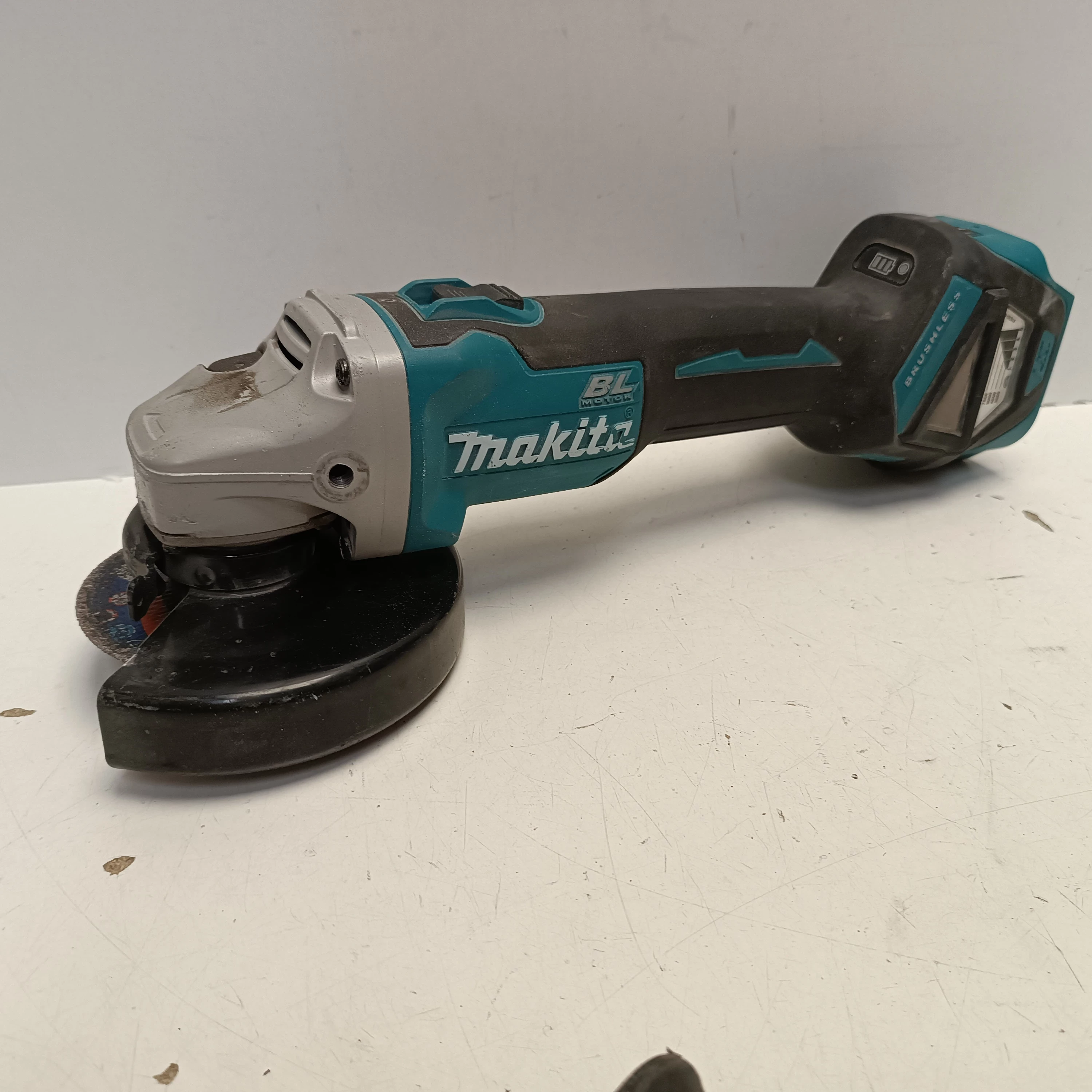 makita-szlifierka-dga511-walizka-rodzaj-zasilania-128529-1