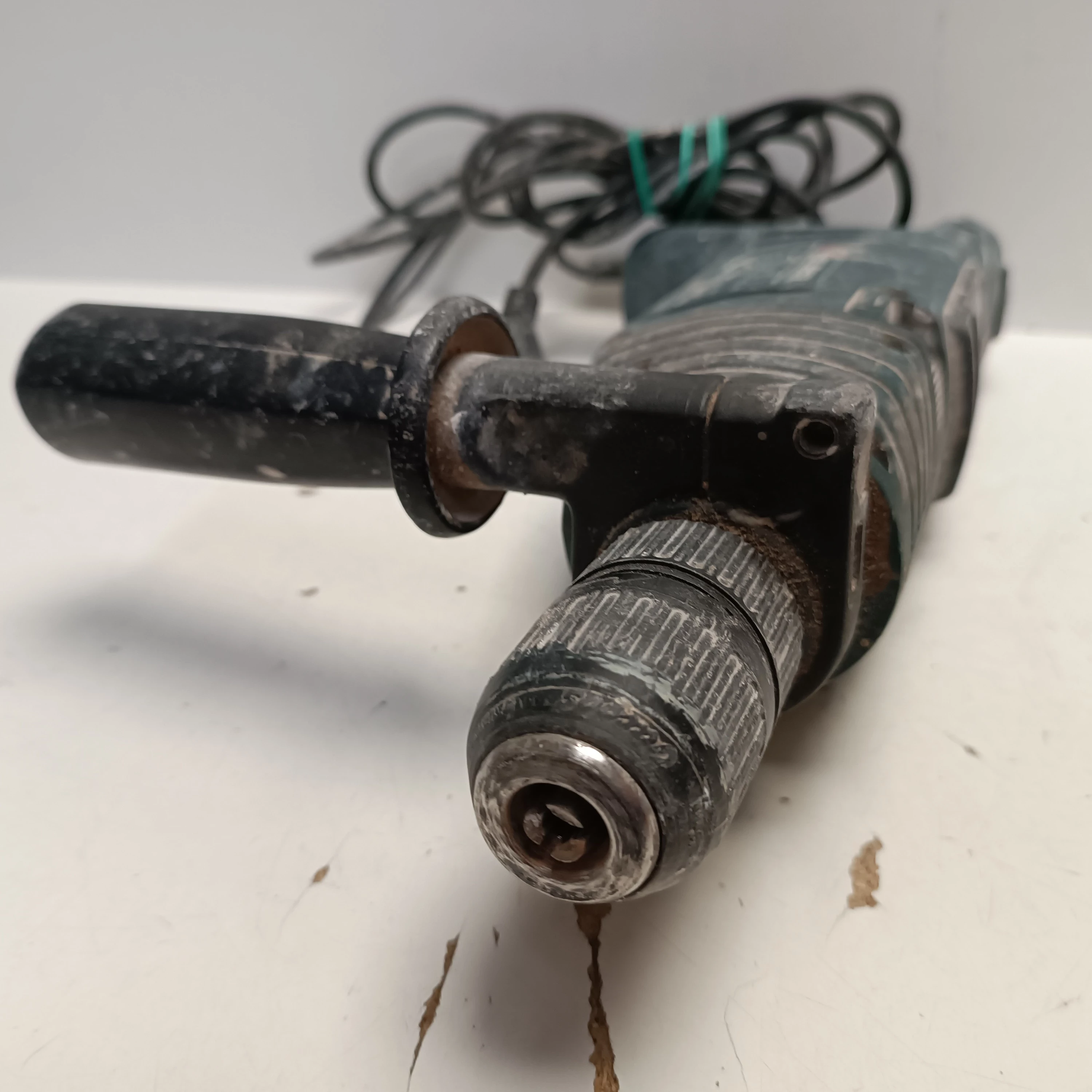 mlotowiertarka-black-decker-kd795re-750w-energia-udaru-1