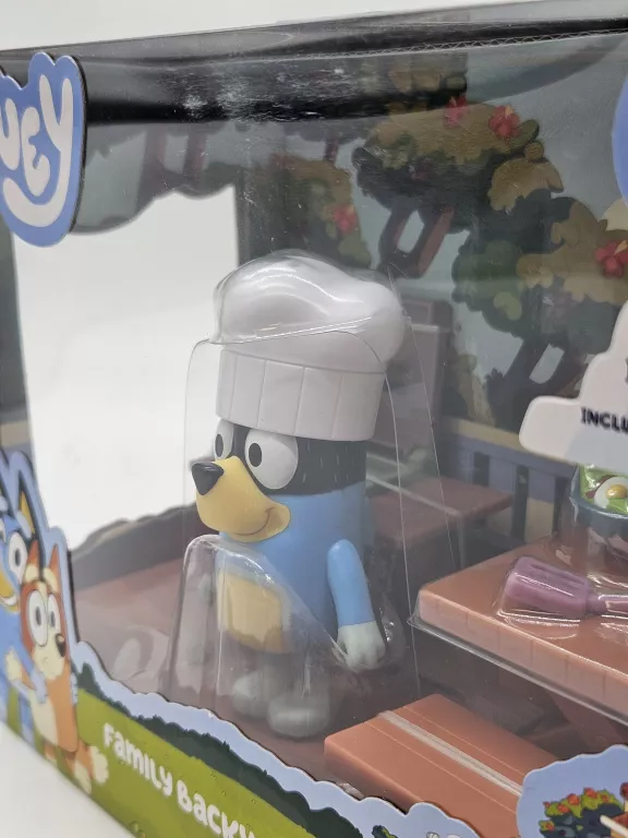 ZESTAW MOOSE TOYS BLUEY FAMILLY BACKYARD BBQ BLUEY W OGRODZIE