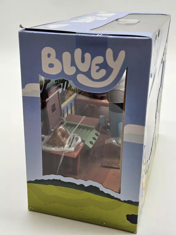 ZESTAW MOOSE TOYS BLUEY FAMILLY BACKYARD BBQ BLUEY W OGRODZIE