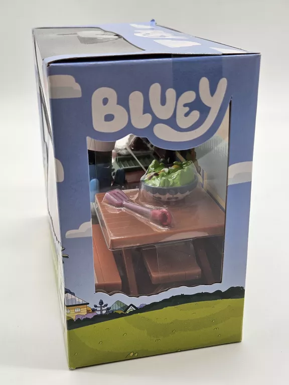ZESTAW MOOSE TOYS BLUEY FAMILLY BACKYARD BBQ BLUEY W OGRODZIE