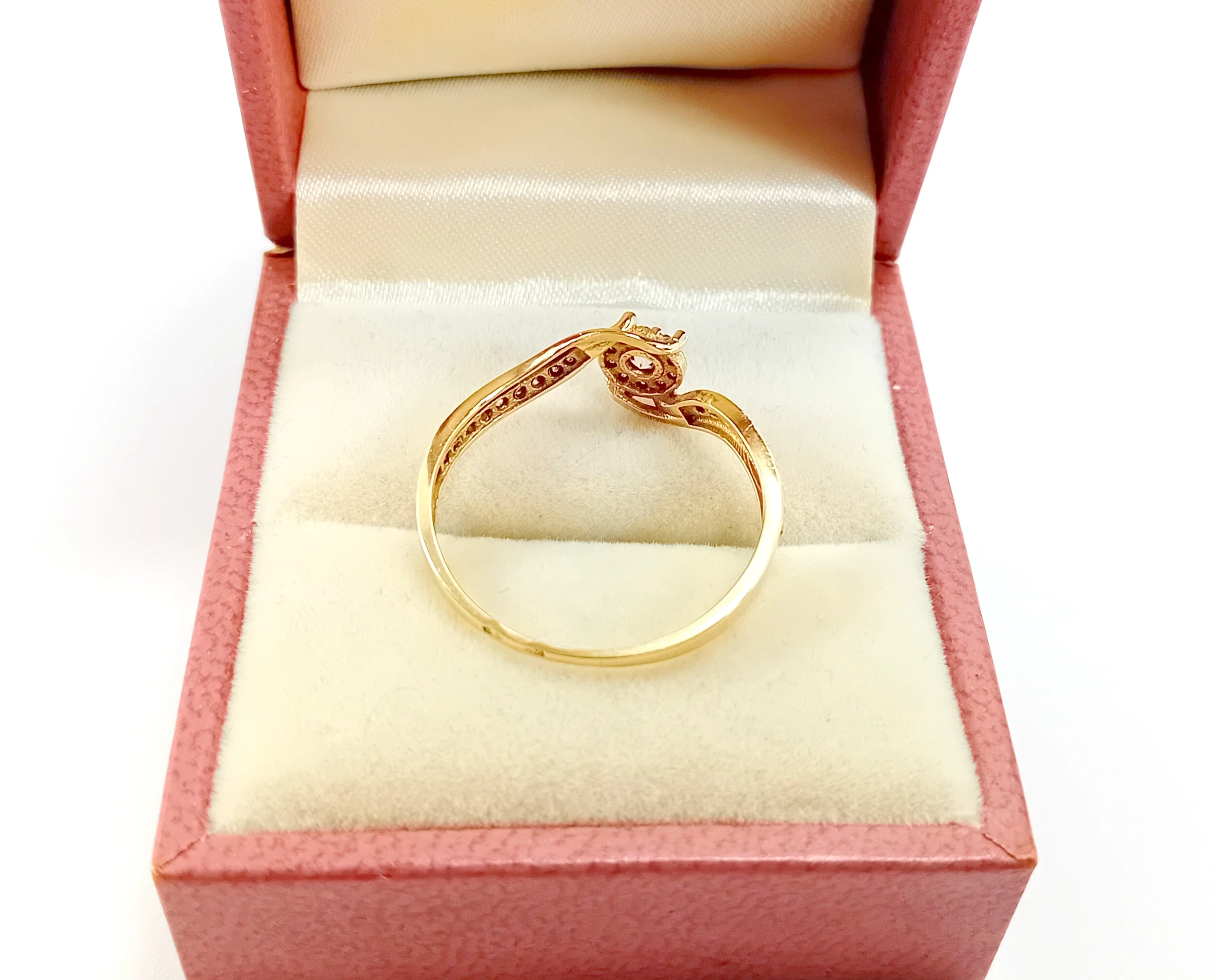 blyskotliwy-zloty-pierscionek-pr585-r21-material-dominujacy-223721-131072