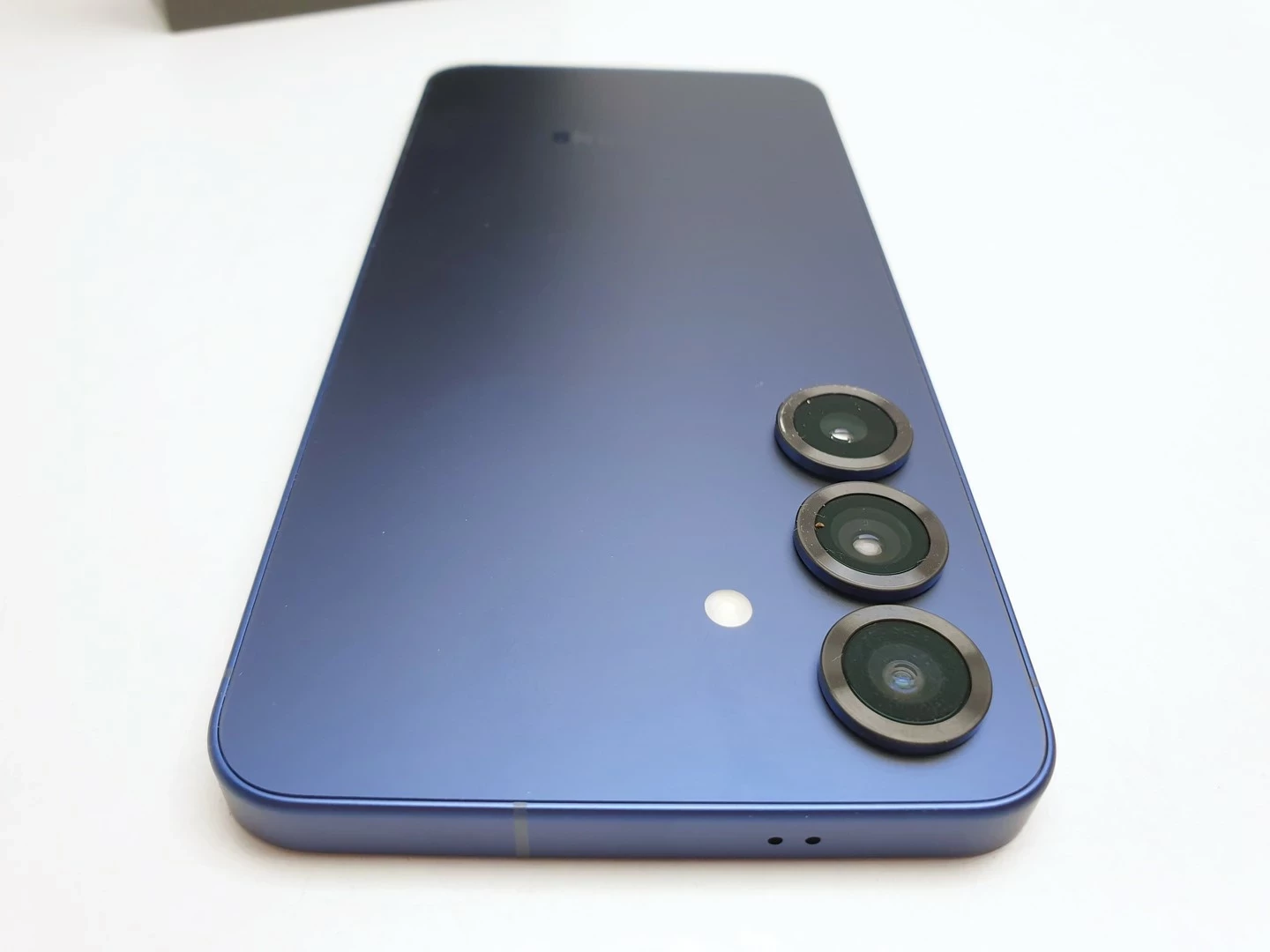 telefon-samsung-galaxy-s25-przekatna-ekranu-620