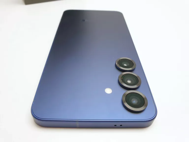 telefon-samsung-galaxy-s25-przekatna-ekranu-620