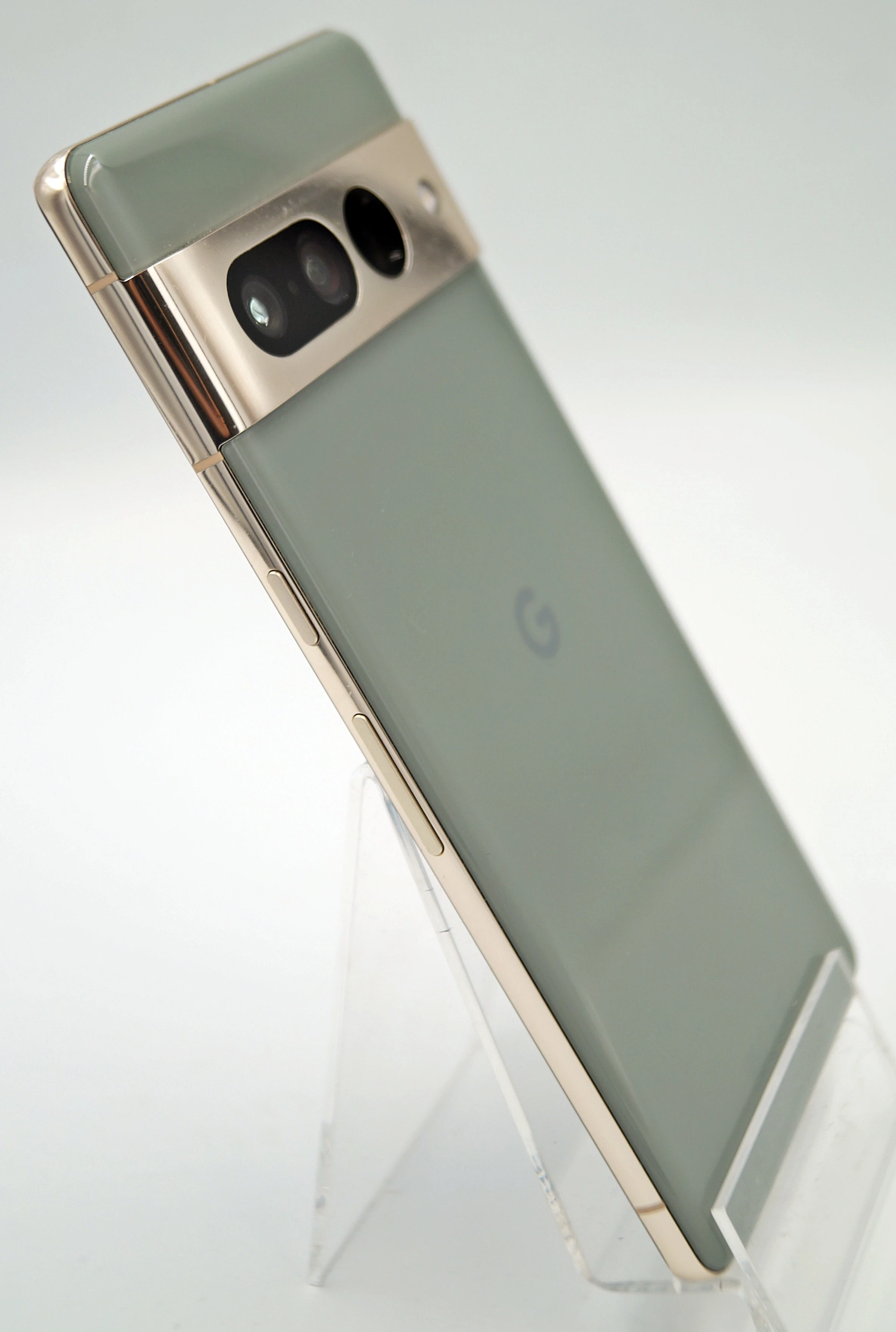 telefon-pixel-7-pro-12128gb-zielonyzloty-przekatna-ekranu-670