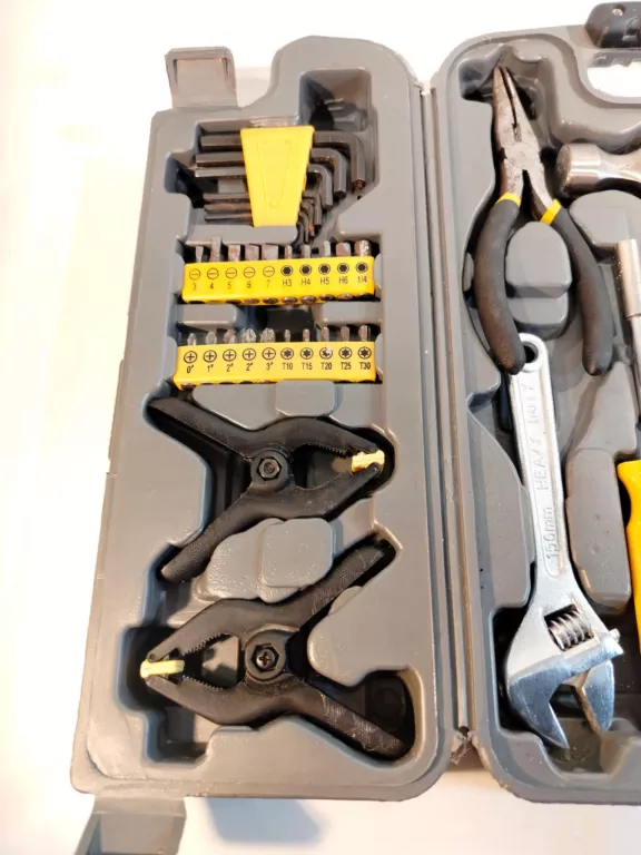 ZESTAW NARZEDZI W SZAREJ WALIZCE