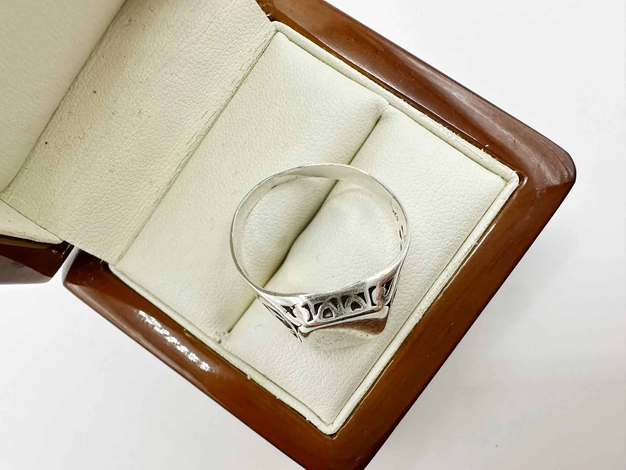 piekny-meski-klasyczny-sygnet-meski-wykonany-ze-srebra-925-kod-producenta-2511070060