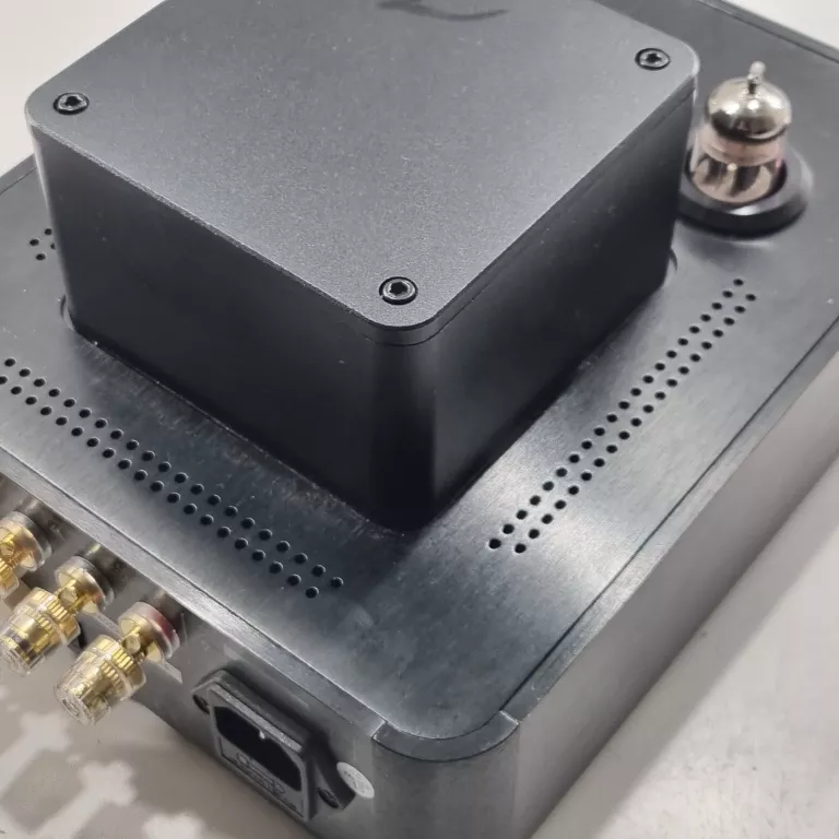 taga-hta-700b-v3-2022-black-wzmacniacz-audio-bluetooth-lampy-5bk7-liczba-kanalow-2