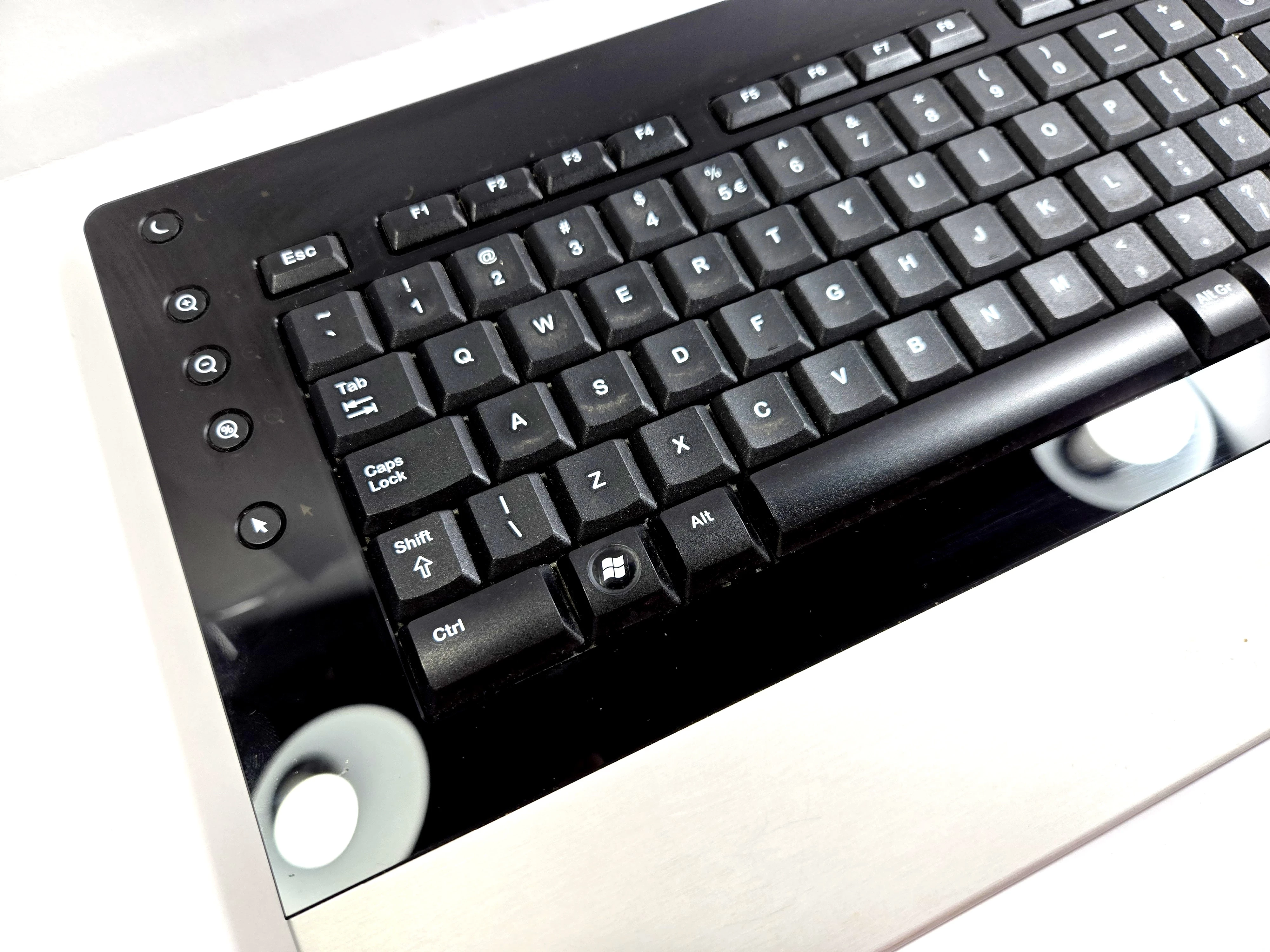 klawiatura-logitech-dinovo-edge-stacja-ladujaca-interfejs-1247-16