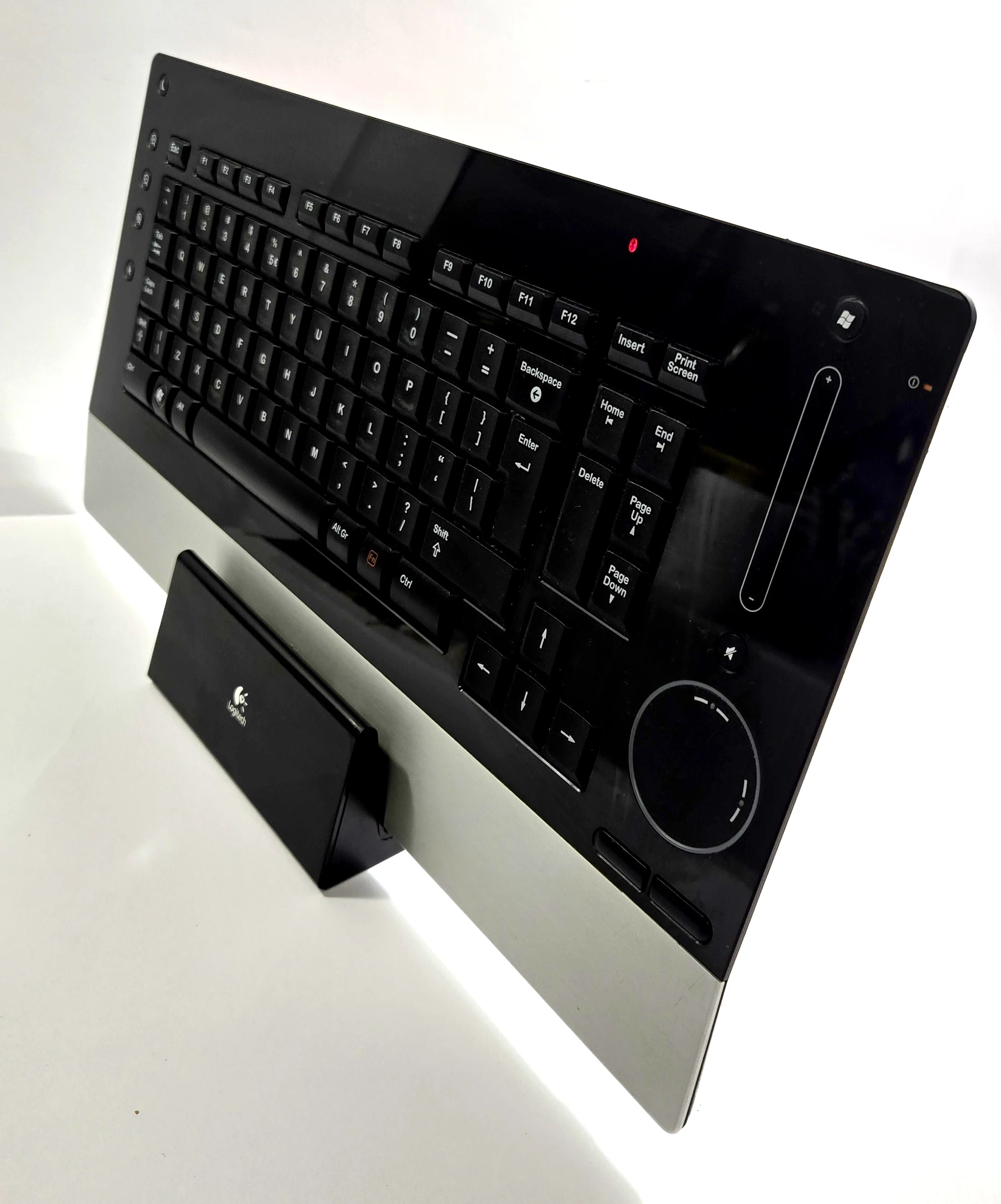 klawiatura-logitech-dinovo-edge-stacja-ladujaca-stan-11323-2