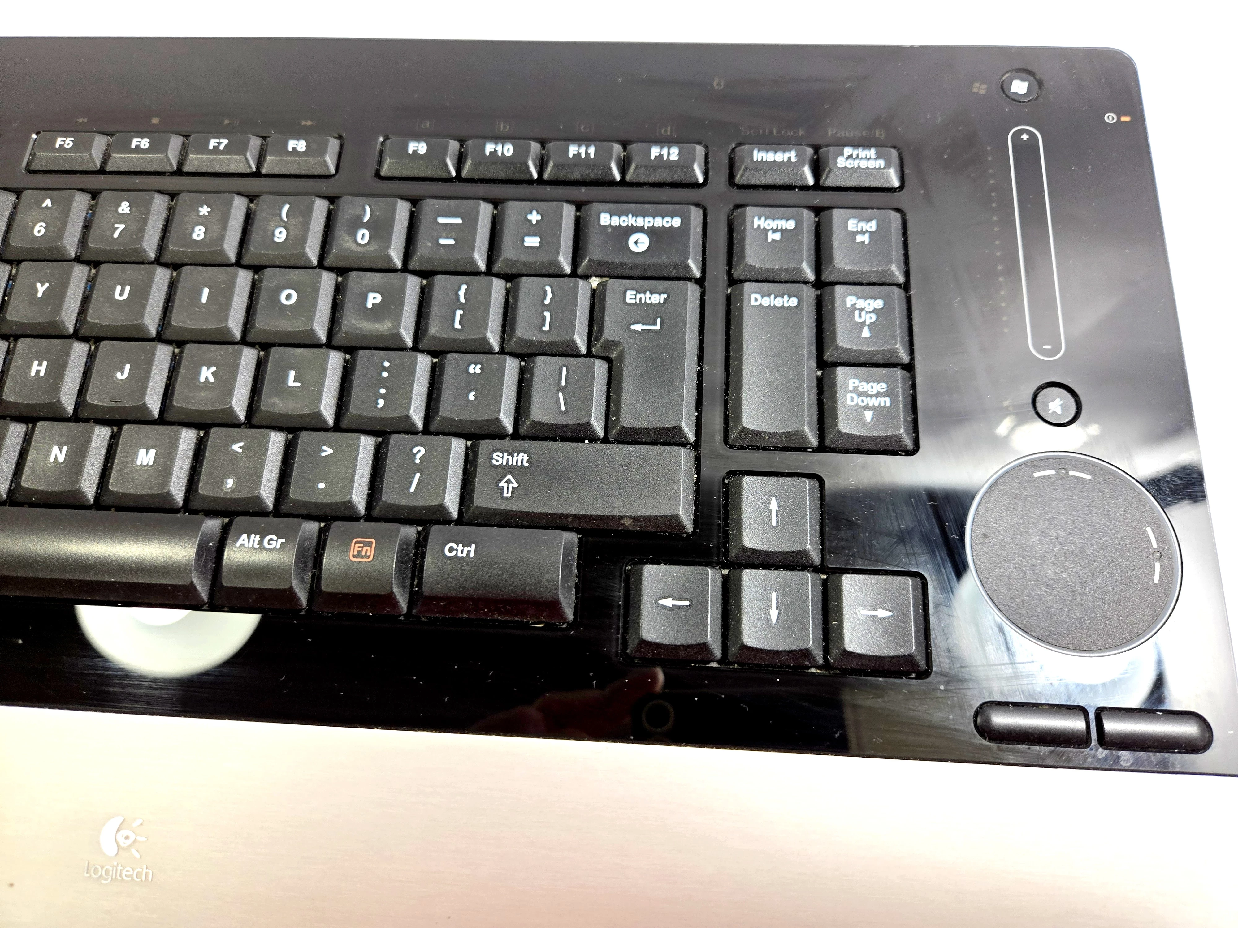 klawiatura-logitech-dinovo-edge-stacja-ladujaca-model-dinovo-edge