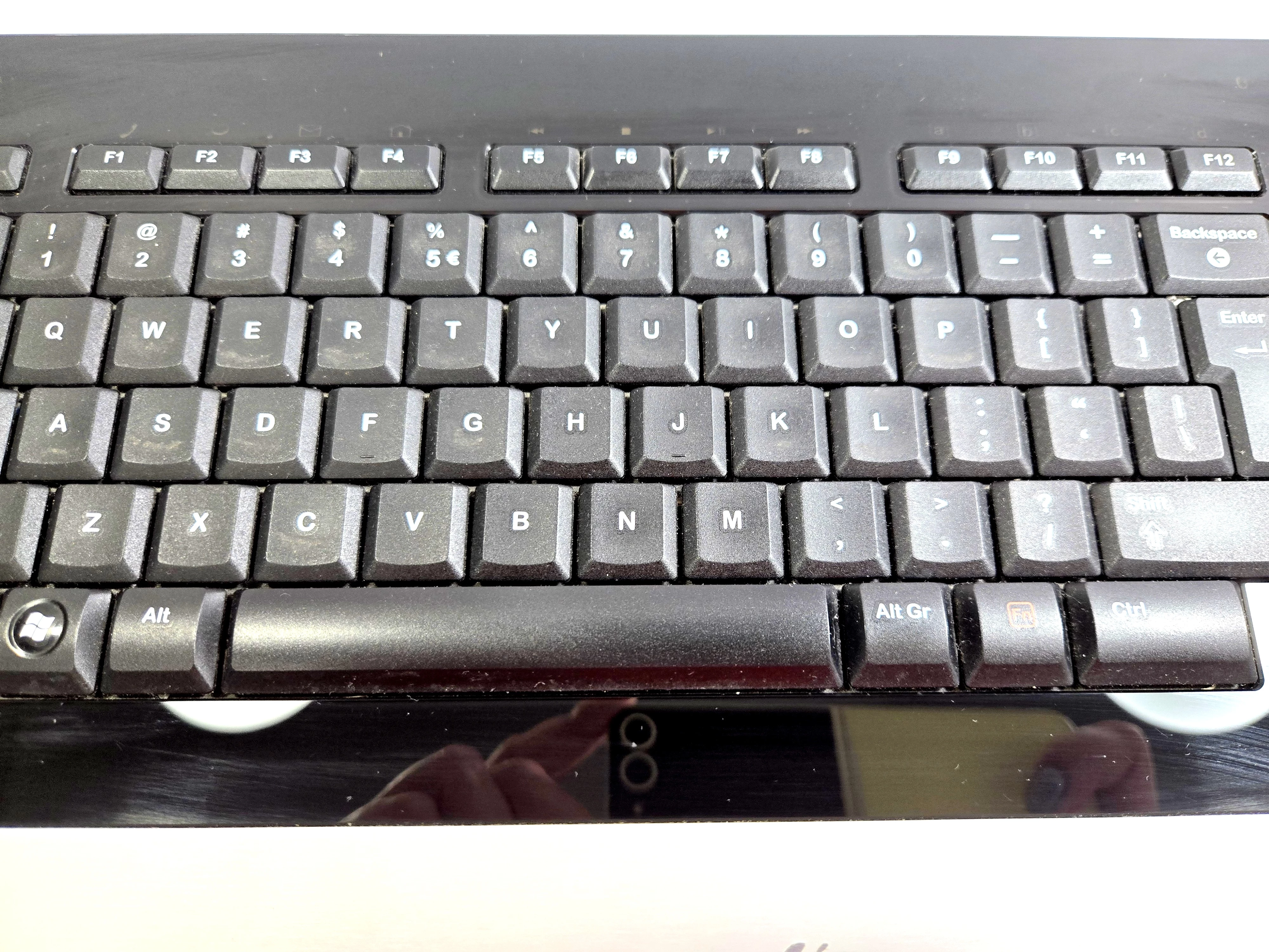 klawiatura-logitech-dinovo-edge-stacja-ladujaca-kod-producenta-967685-0106