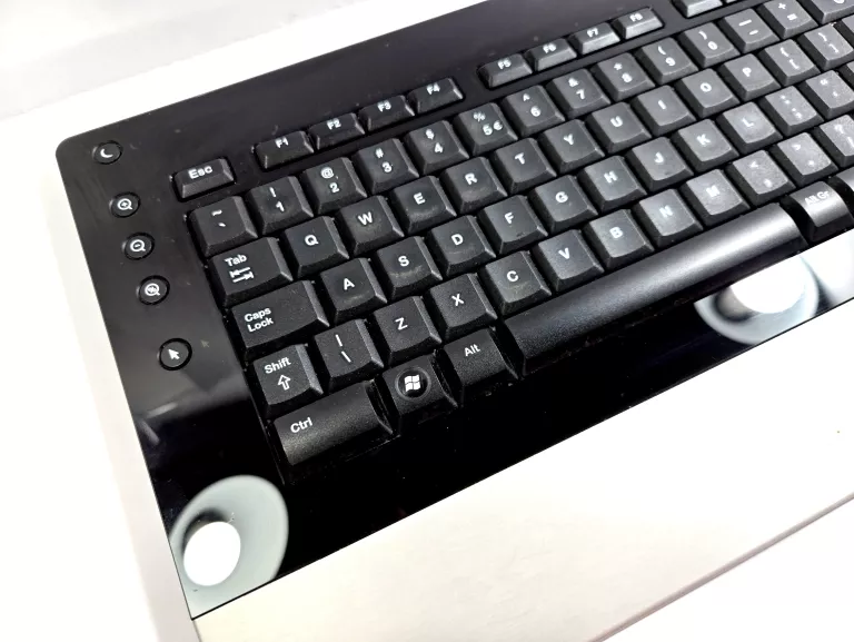 klawiatura-logitech-dinovo-edge-stacja-ladujaca-interfejs-1247-16