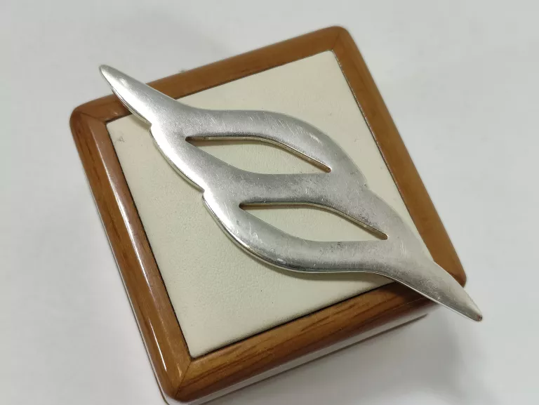 SREBRNA ZAWIESZKA DAMSKA PIĘKNY WZÓR PRÓBY 925 15,45 G 9 CM DŁUGOŚCI