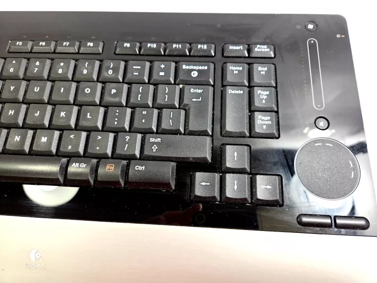 klawiatura-logitech-dinovo-edge-stacja-ladujaca-model-dinovo-edge