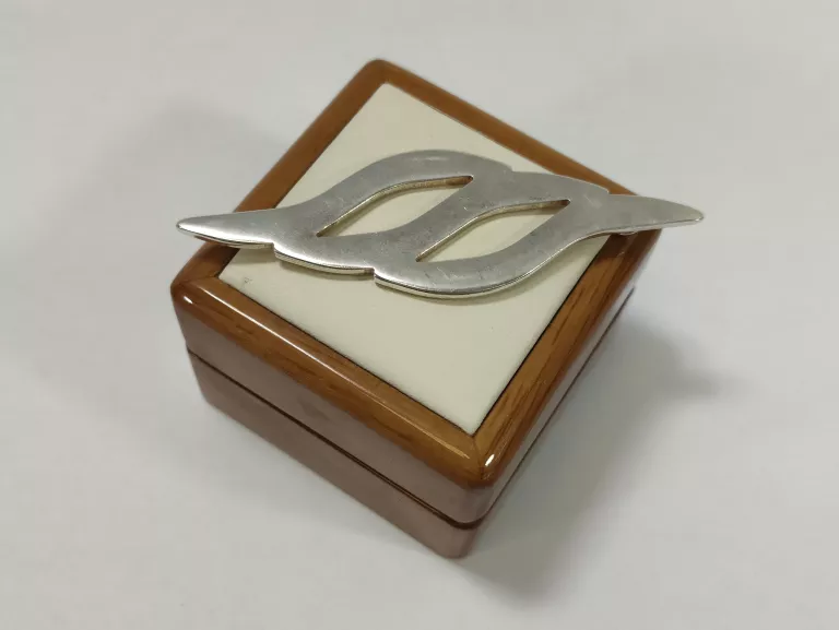 SREBRNA ZAWIESZKA DAMSKA PIĘKNY WZÓR PRÓBY 925 15,45 G 9 CM DŁUGOŚCI