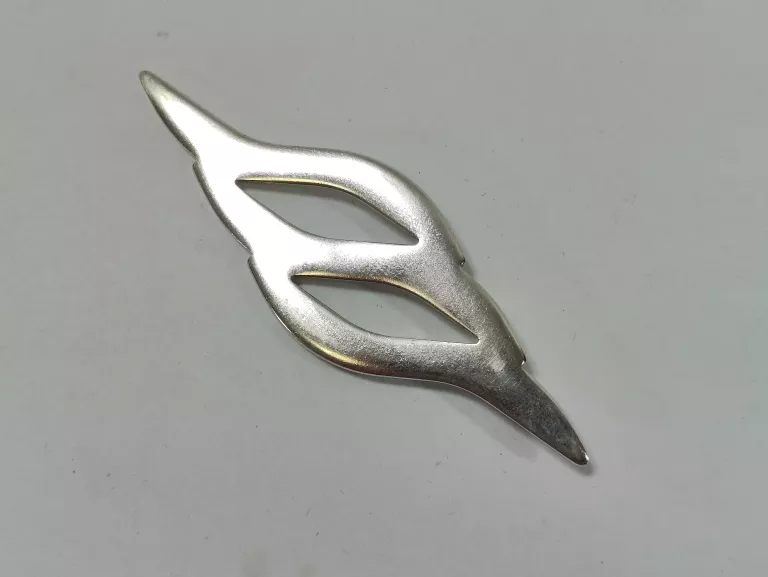 SREBRNA ZAWIESZKA DAMSKA PIĘKNY WZÓR PRÓBY 925 15,45 G 9 CM DŁUGOŚCI