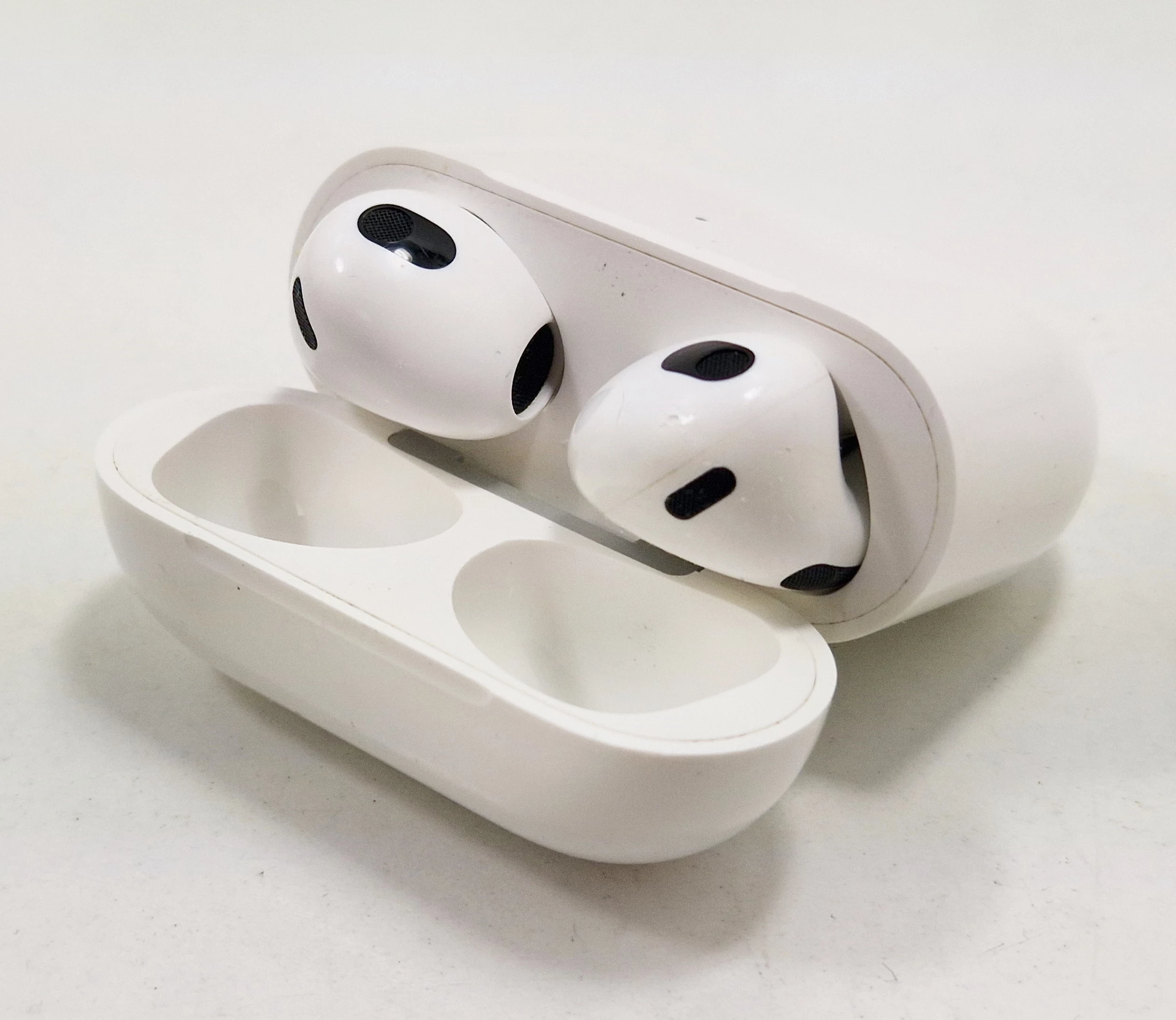 sluchawki-airpods-3-a2564-a2565-a2897-ean-gtin-0194253324171