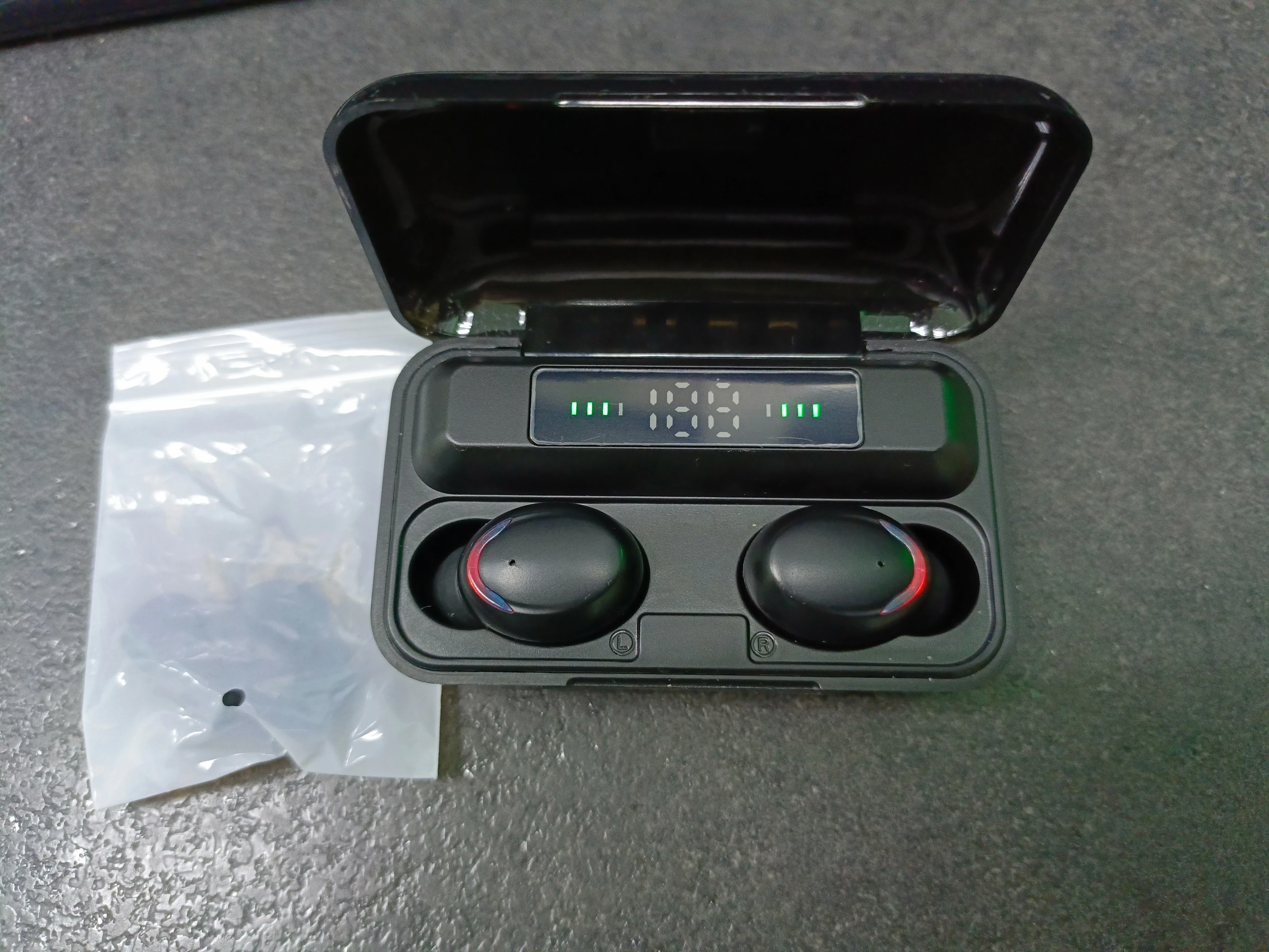 sluchawki-czarne-751002-orzegowska-25-bytom