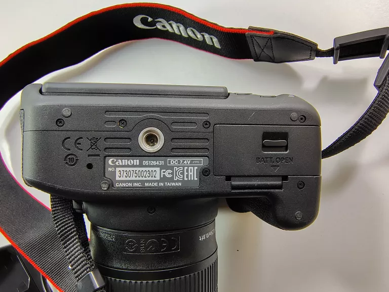 canon-eos-700d-obiektyw-efs-macro-18-55mm-ladowarka-szkielko-rozmiar-matrycy-206882-228774