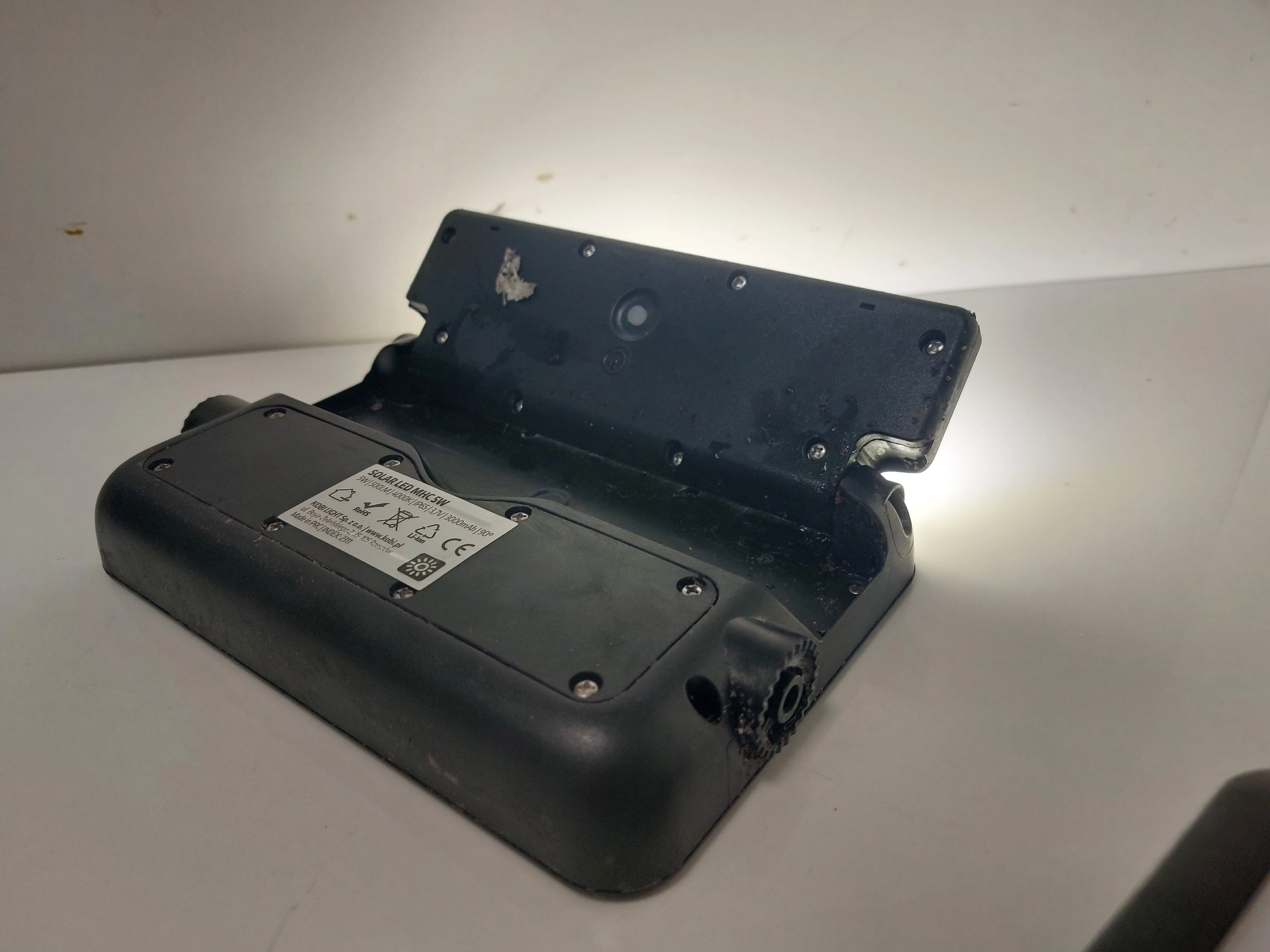 lampa-solarna-led-naswietlacz-halogen-czujnik-ruchu-5w-4000k-czarna-kobi-barwa-swiatla-24234-6