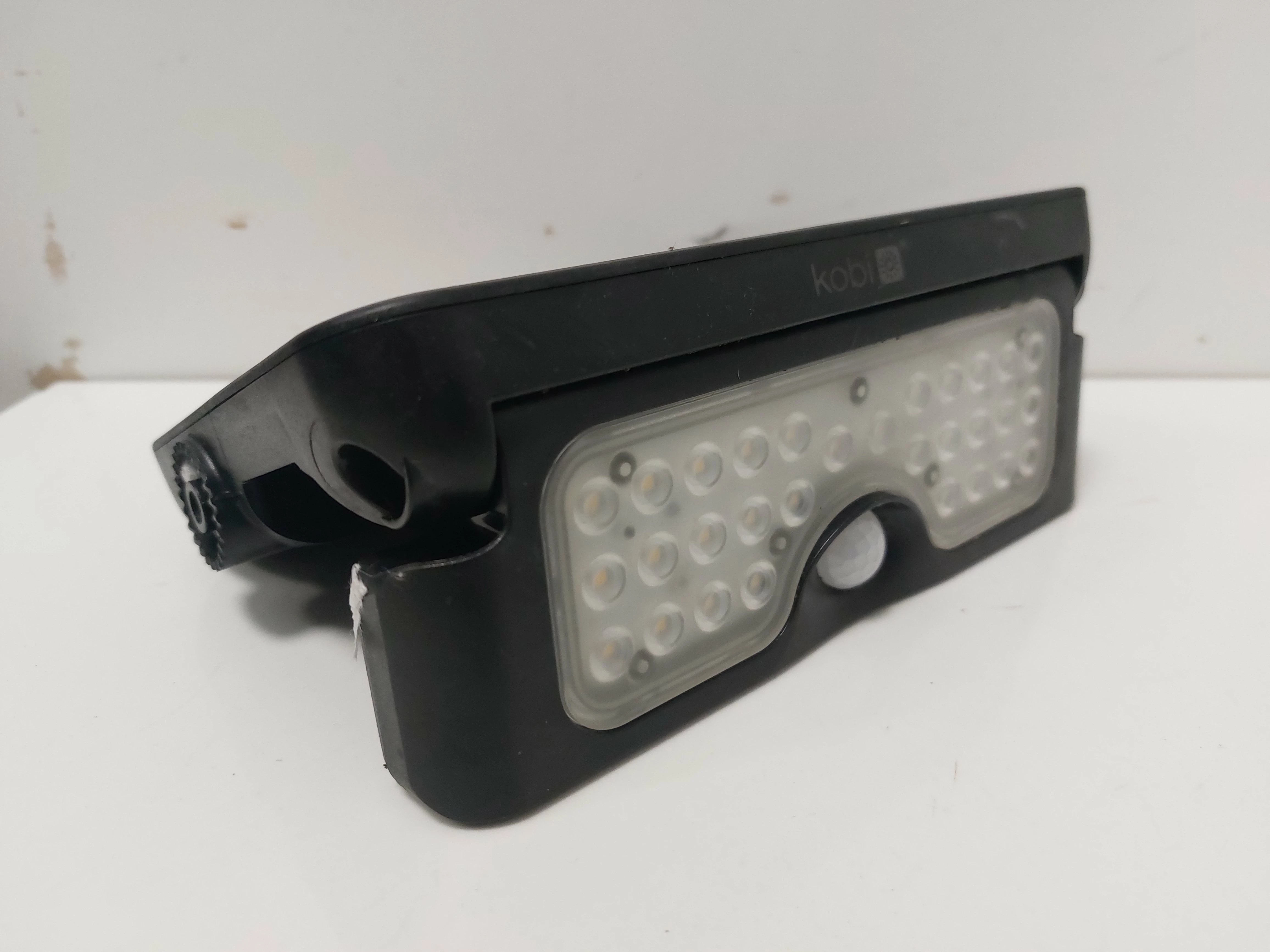 lampa-solarna-led-naswietlacz-halogen-czujnik-ruchu-5w-4000k-czarna-kobi-jasnosc-500