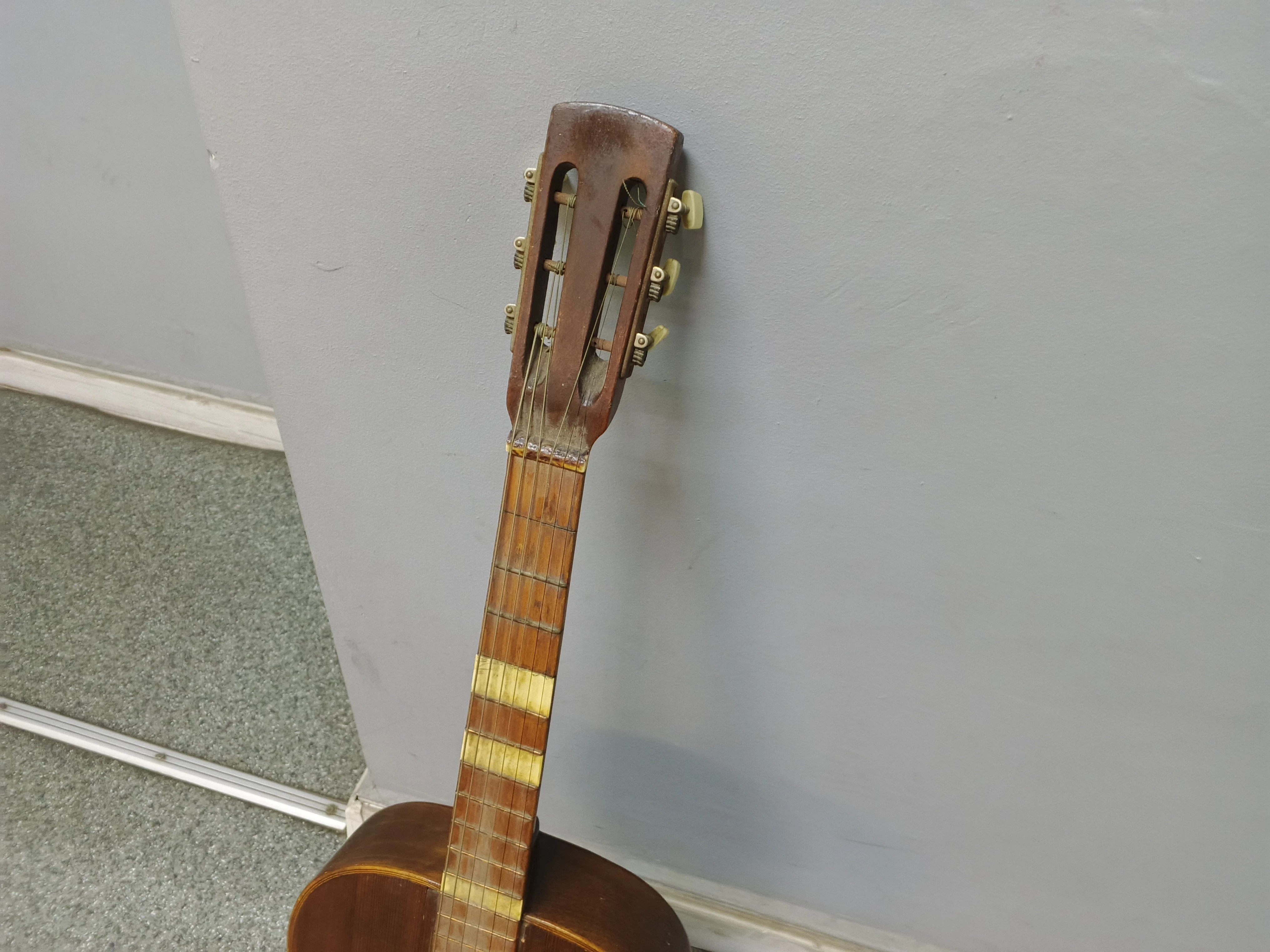 gitara-klasyczna-stara-do-renowacji-kod-producenta-defil