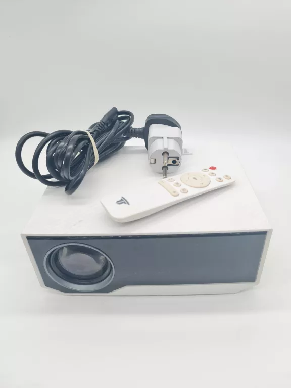 projektor-gc06-okablowanie-pilot-pudelko-stan-11323-2