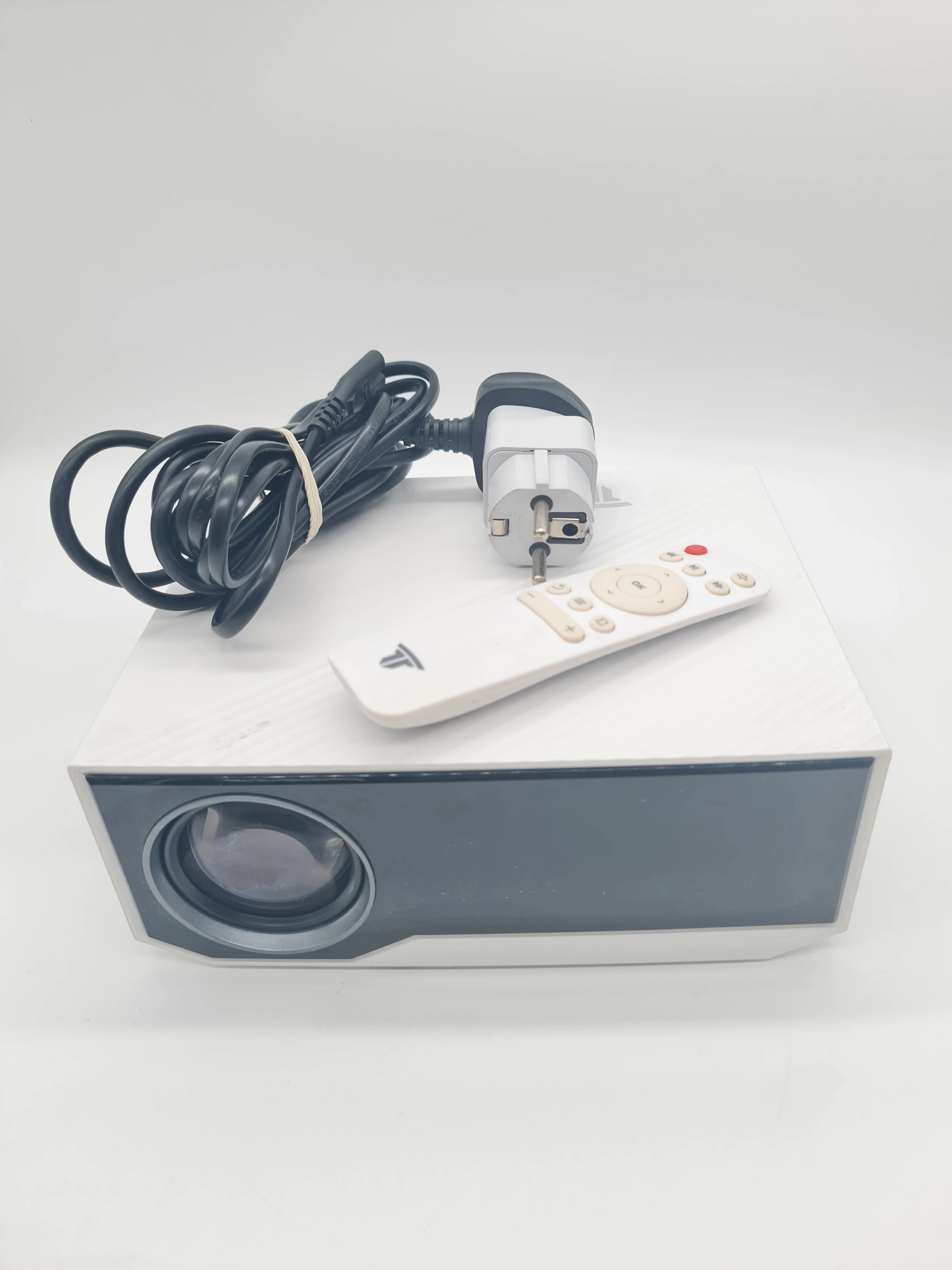 projektor-gc06-okablowanie-pilot-pudelko-stan-11323-2