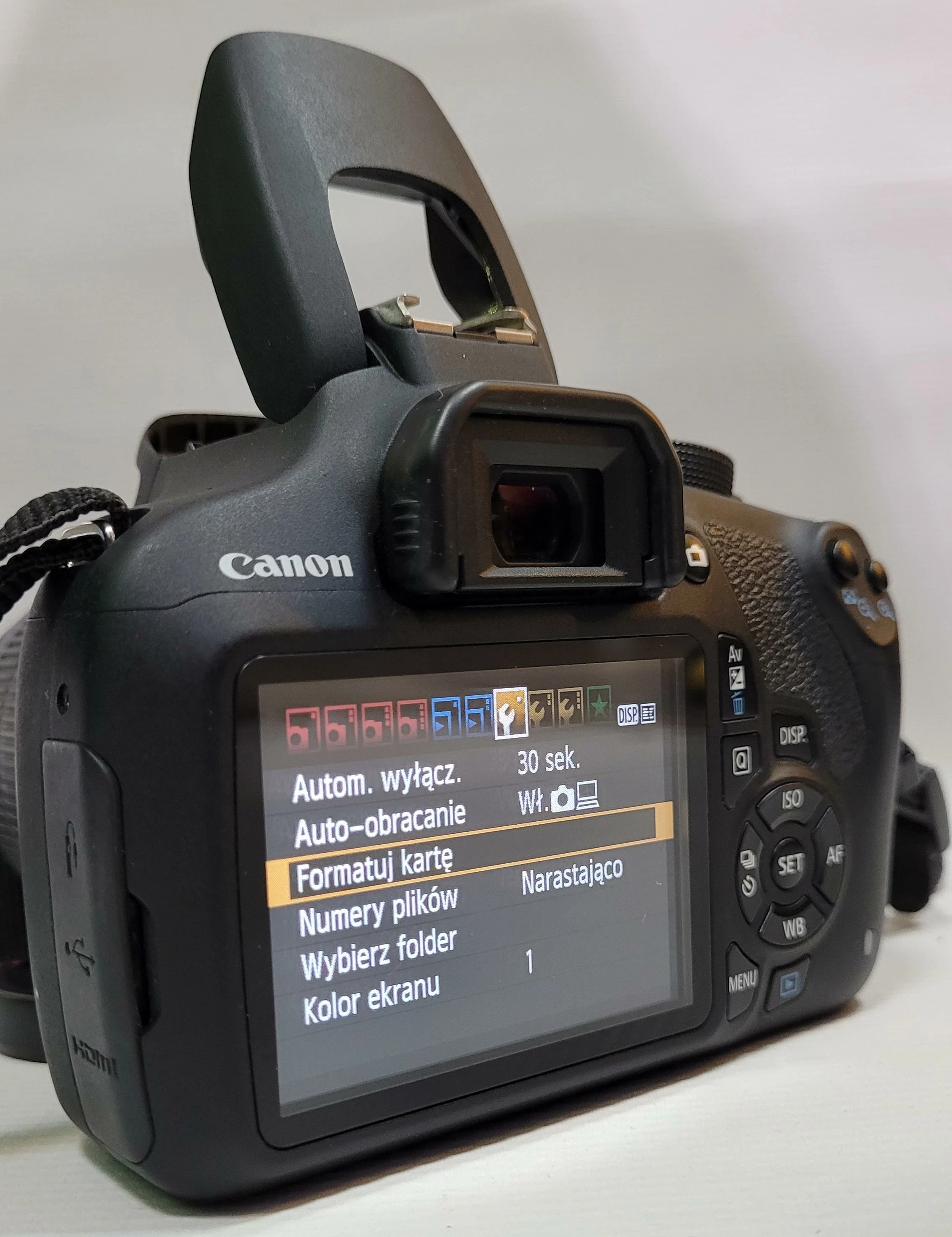 lustrzanka-canon-eos-1200d-obiektyw-18-55mm-akces-opis-przekatna-ekranu-300