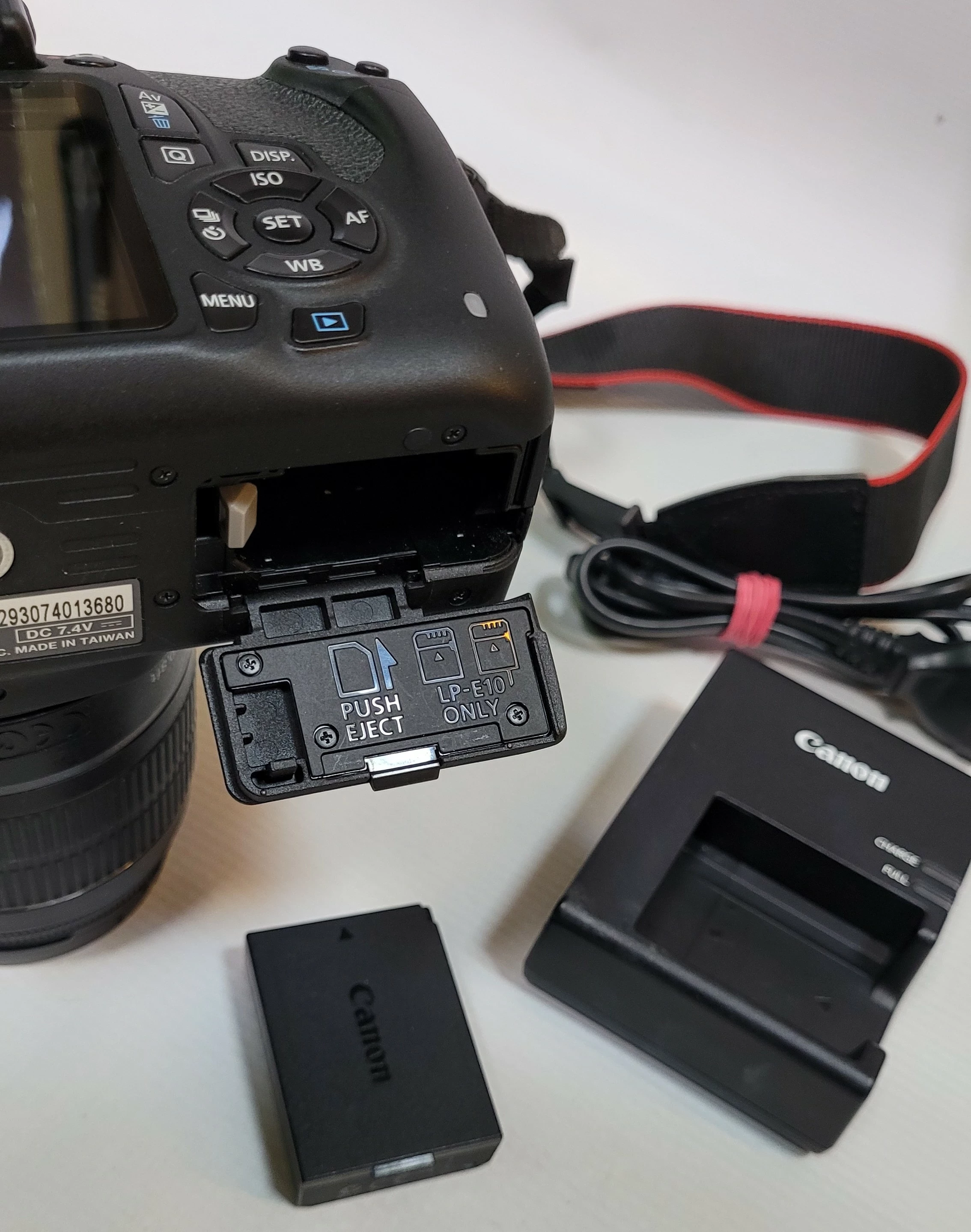 lustrzanka-canon-eos-1200d-obiektyw-18-55mm-akces-opis-kod-producenta-9127b023aa