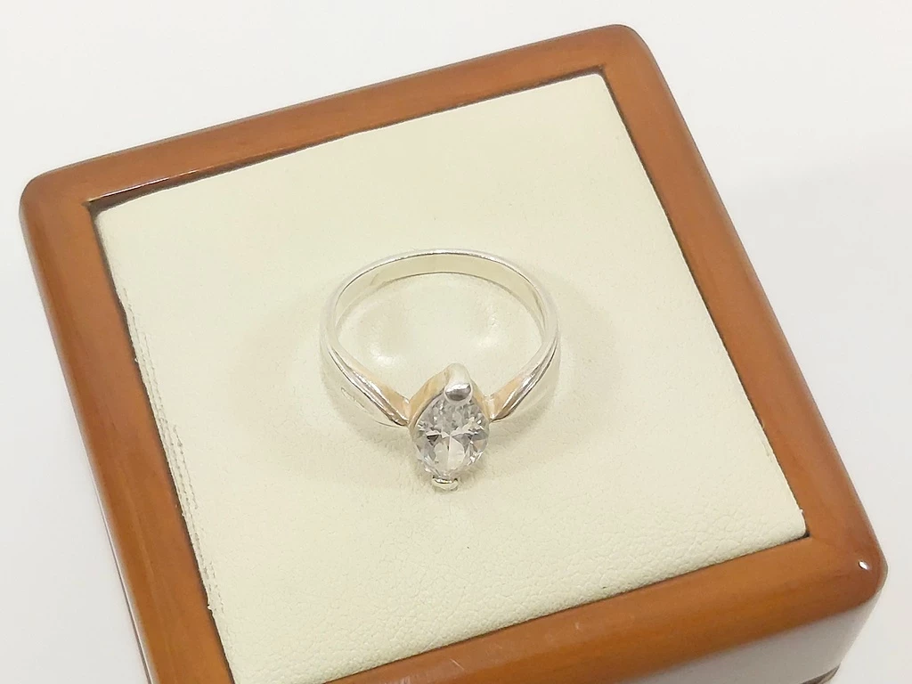 srebrny-pierscionek-proby-925-rozmiar-13-kamienie-221-128