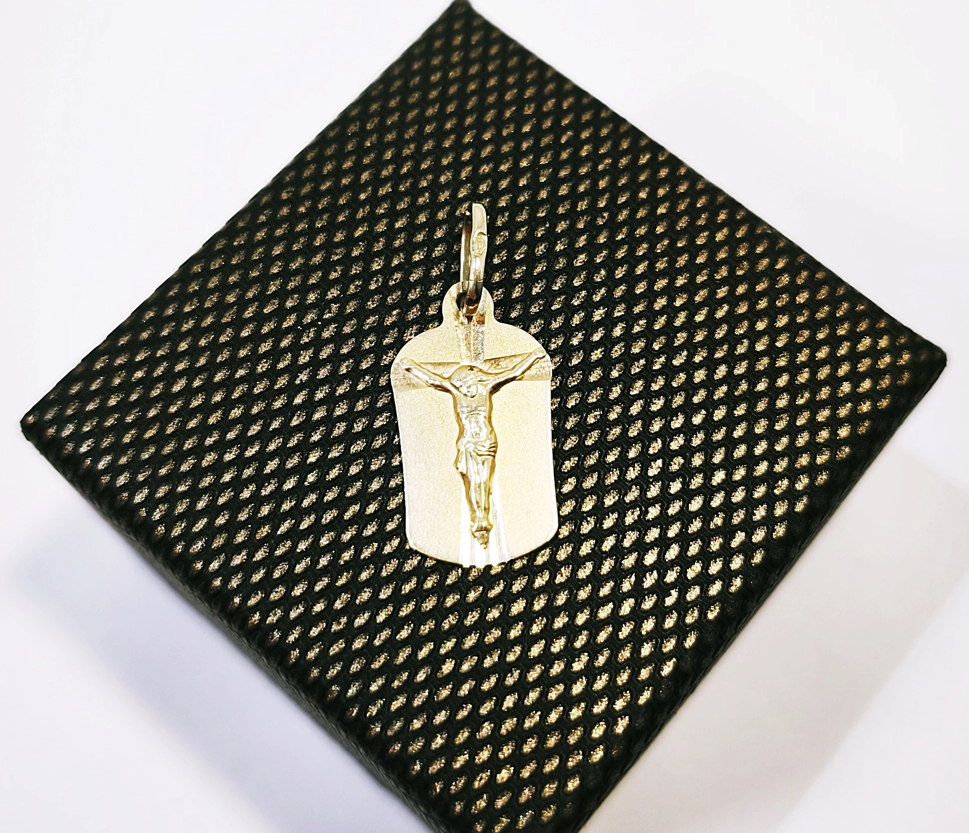 zlota-zawieszka-z-jezusem-pr585-134g-jana-pawla-ii-41a-warszawa