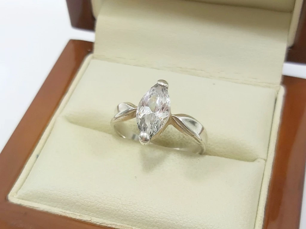 srebrny-pierscionek-proby-925-rozmiar-13-material-dominujacy-223721-2048