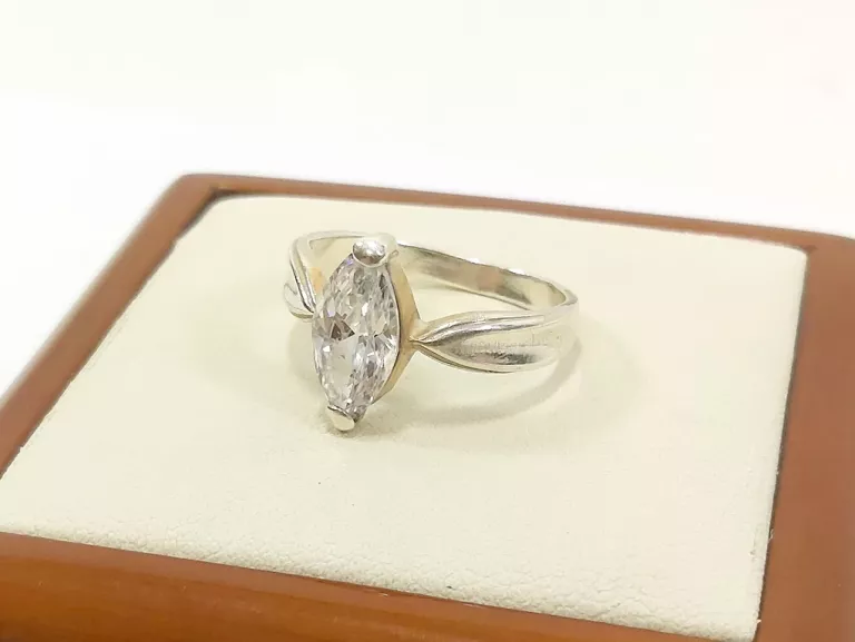 srebrny-pierscionek-proby-925-rozmiar-13-material-dominujacy-223721-2048