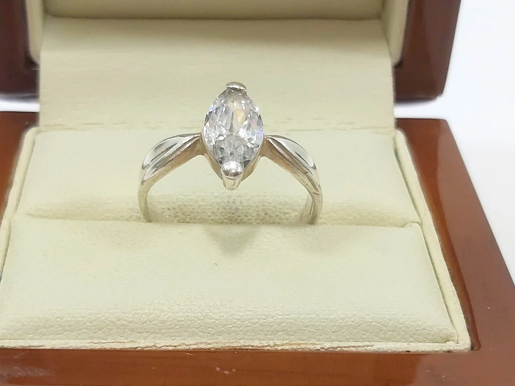 srebrny-pierscionek-proby-925-rozmiar-13-kamienie-221-128