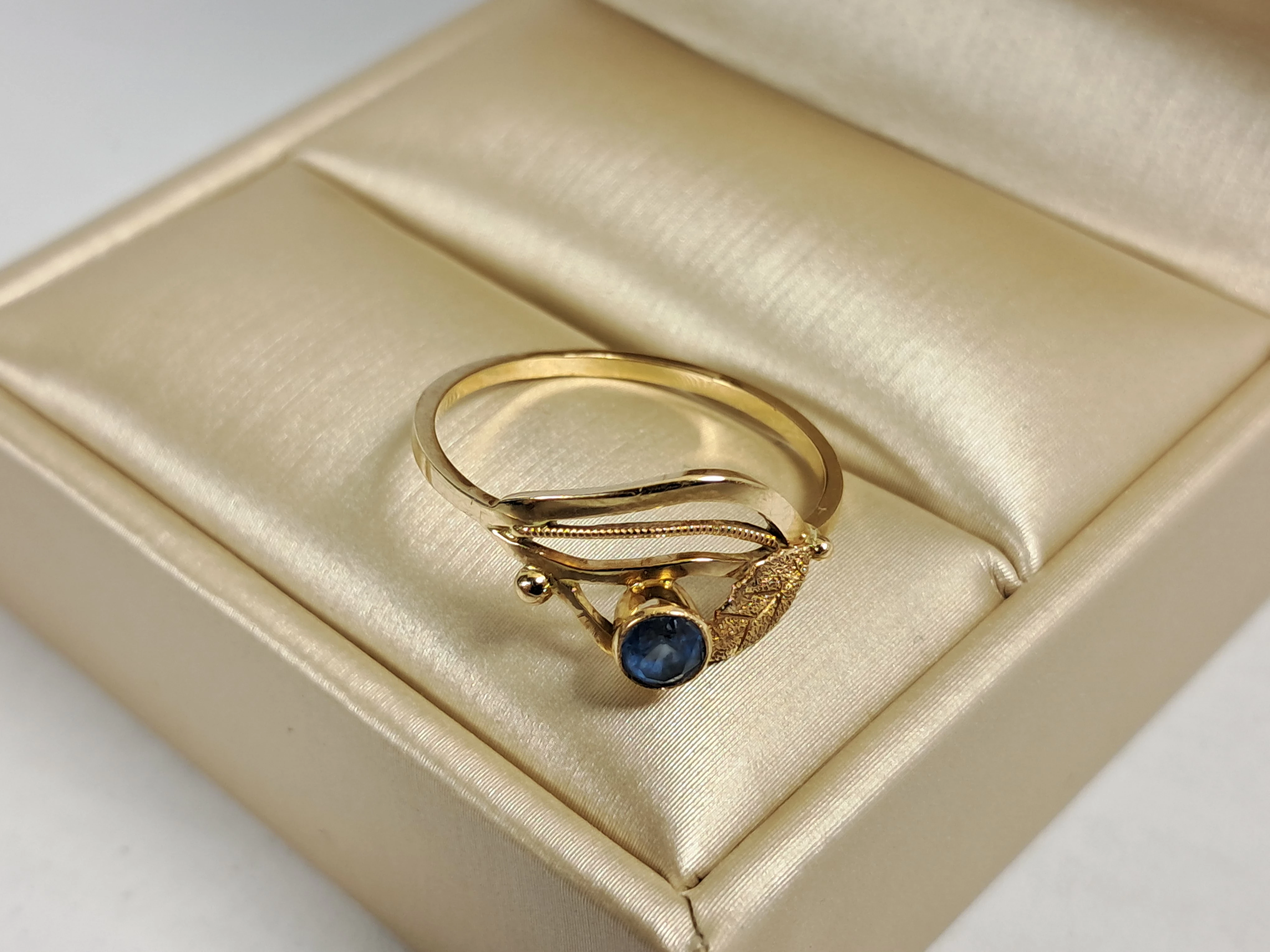 drobny-zloty-pierscionek-z-niebieskim-kamieniem-585-151g-r17-rodzaj-2205-2